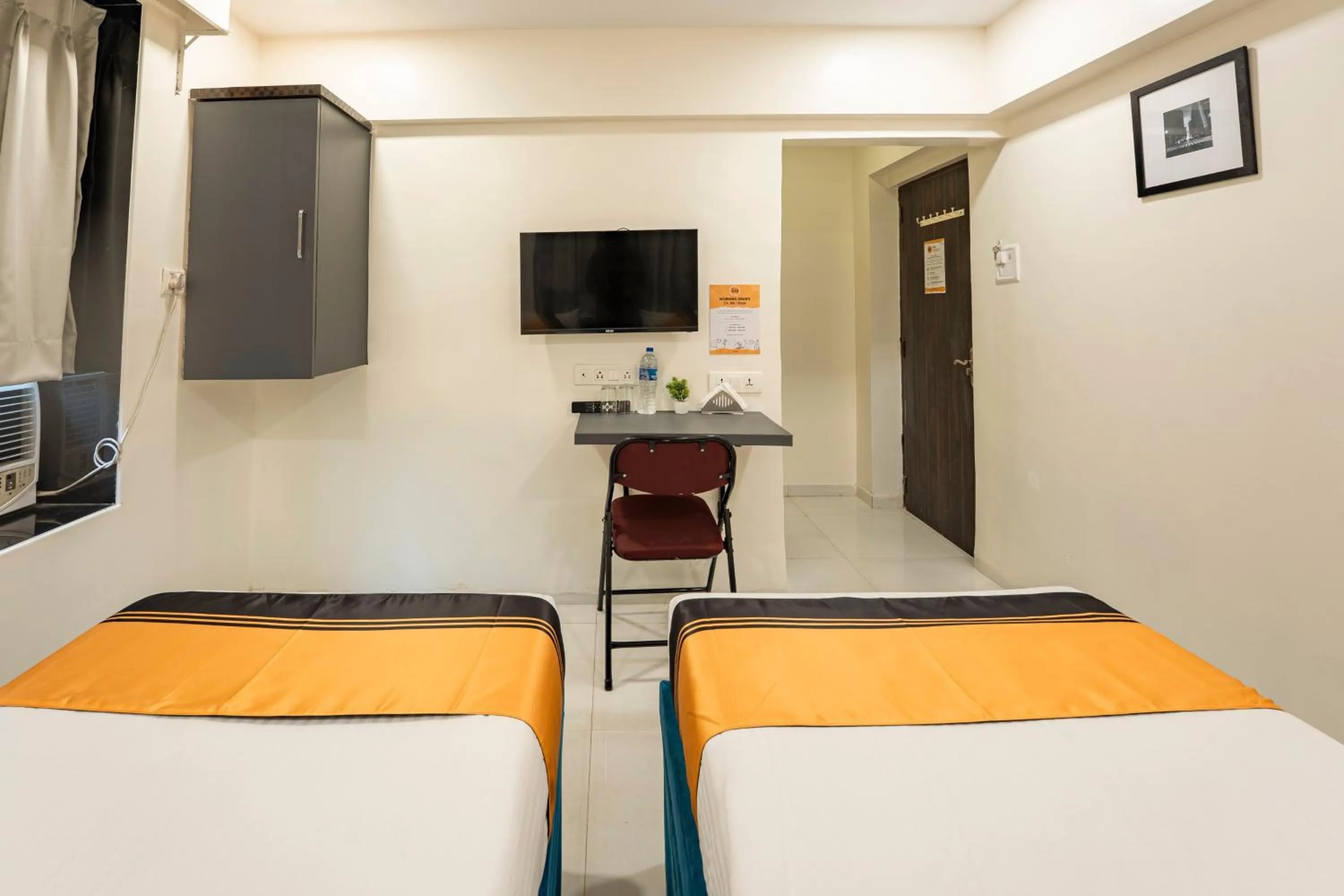 Bedroom, Bed in Itsy Hotels Bindra Elite