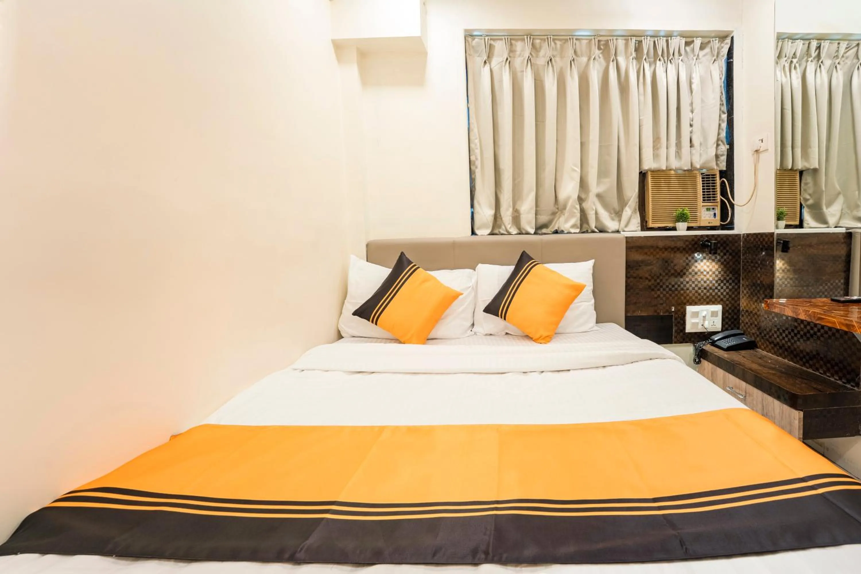 Bedroom, Bed in Itsy Hotels Bindra Elite