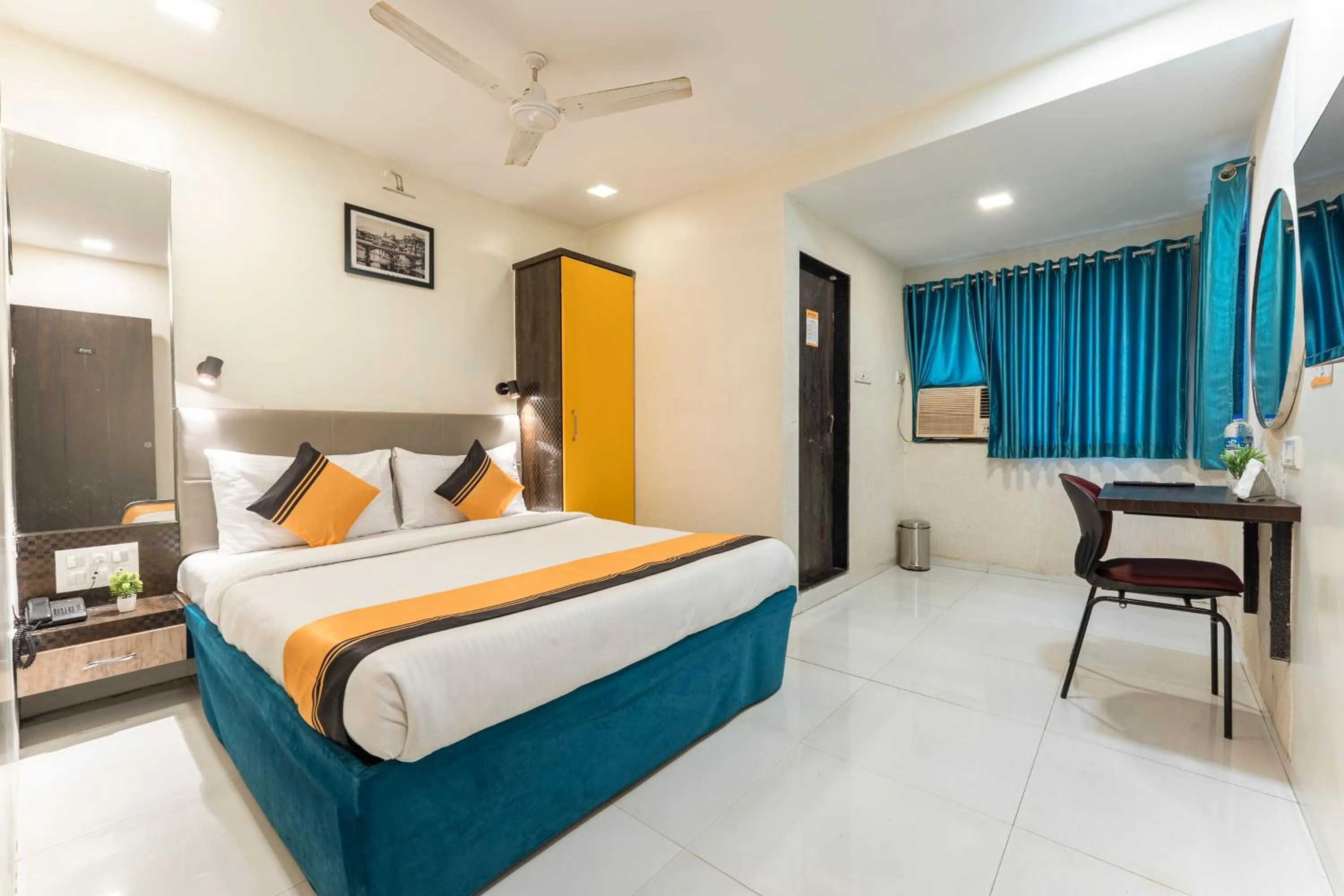 Bedroom, Bed in Itsy Hotels Bindra Elite
