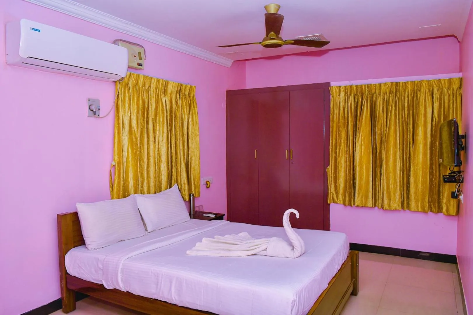 Bed in Coral Shelters Pykara