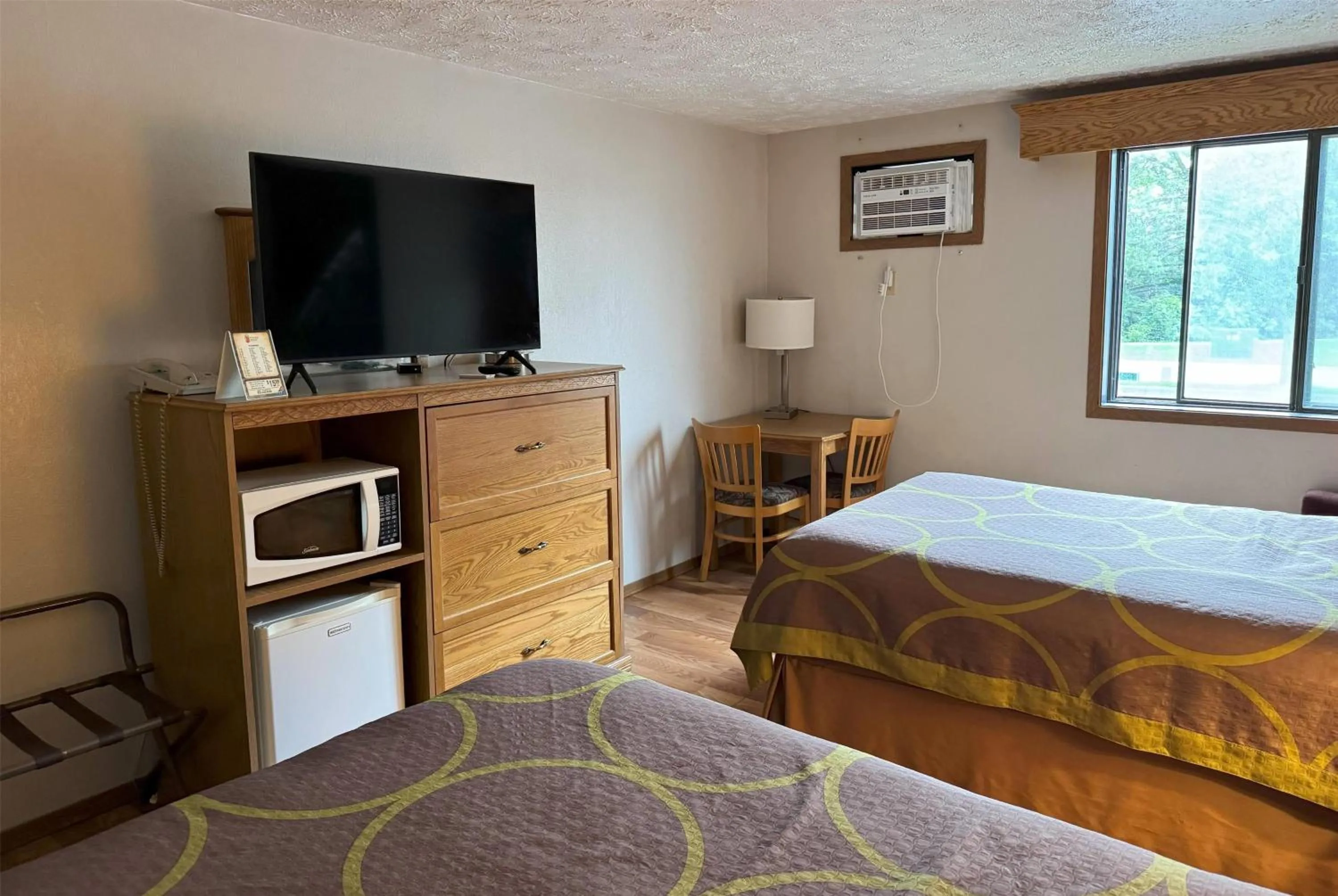 Photo of the whole room, Bed in Super 8 by Wyndham Chaska