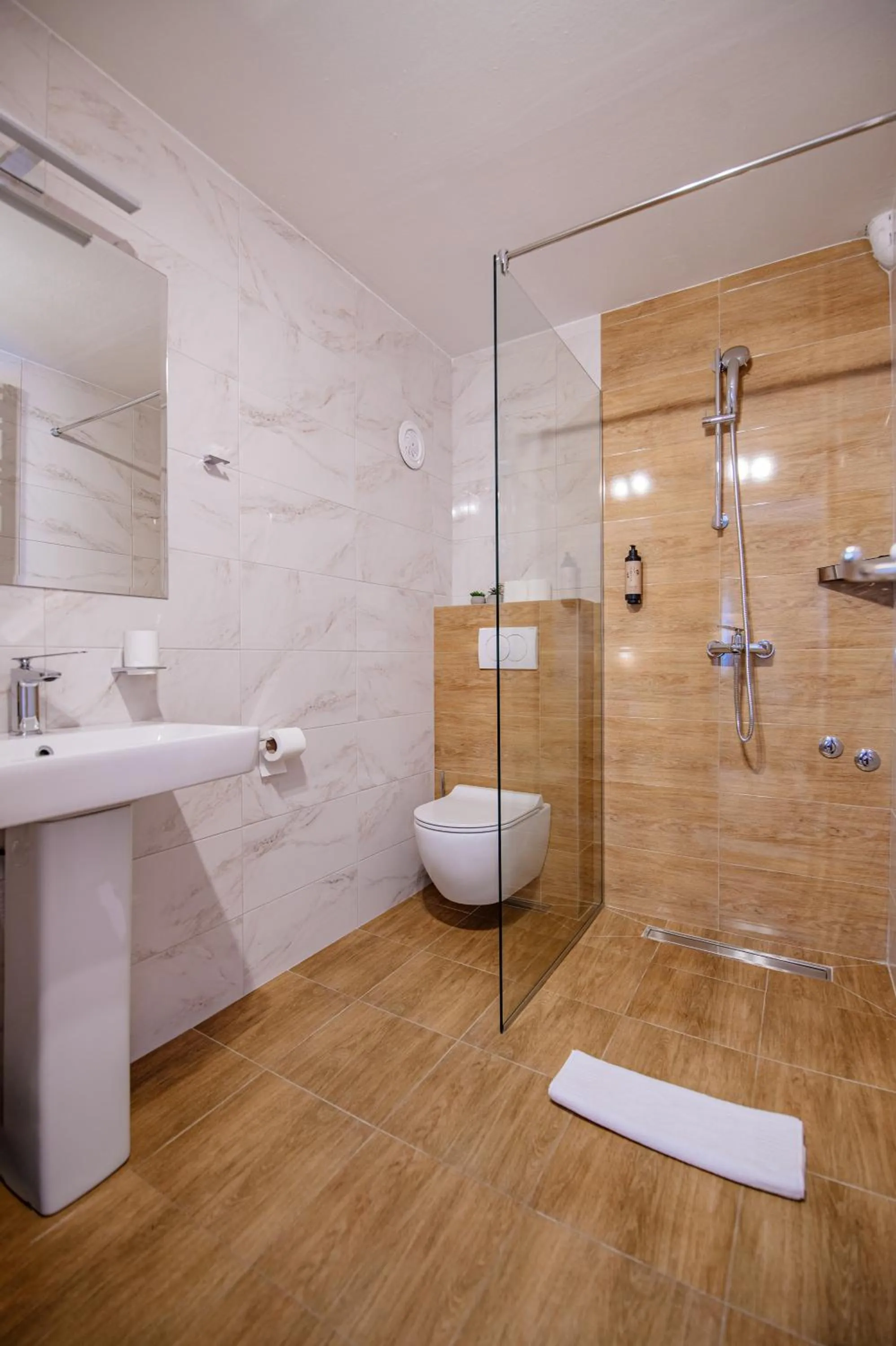 Shower in Hotel Zlatni bor