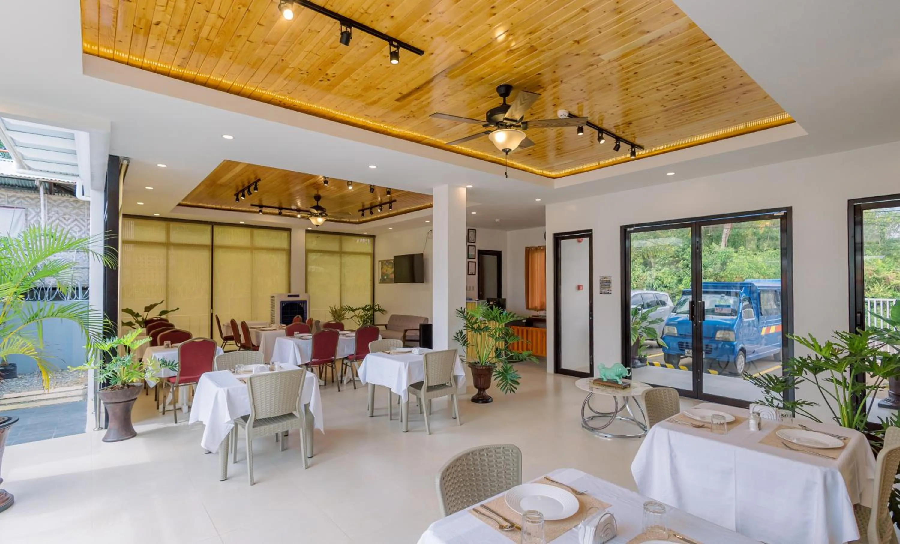 Restaurant/places to eat in E L Westensee Resort