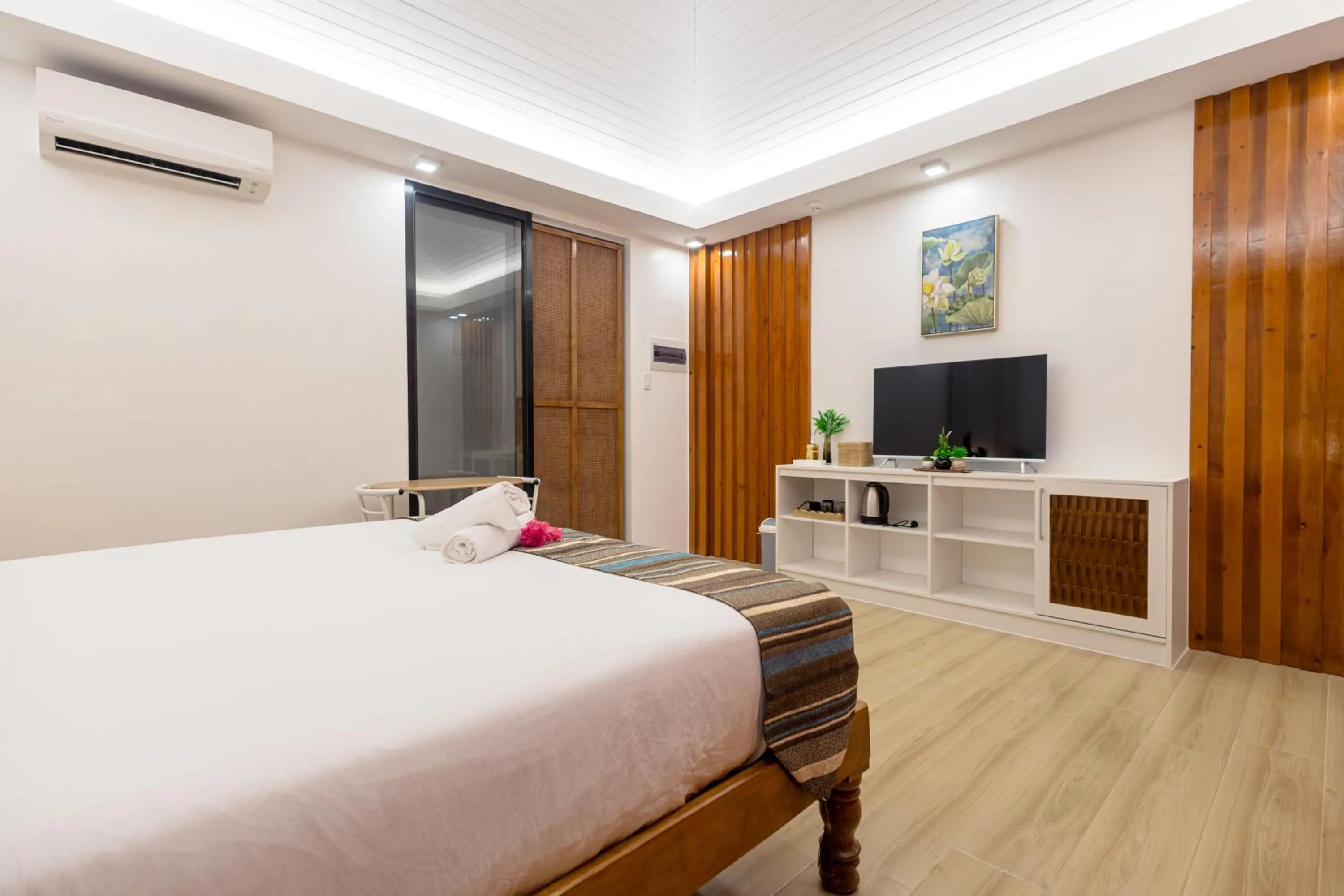 Bedroom, Bed in E L Westensee Resort