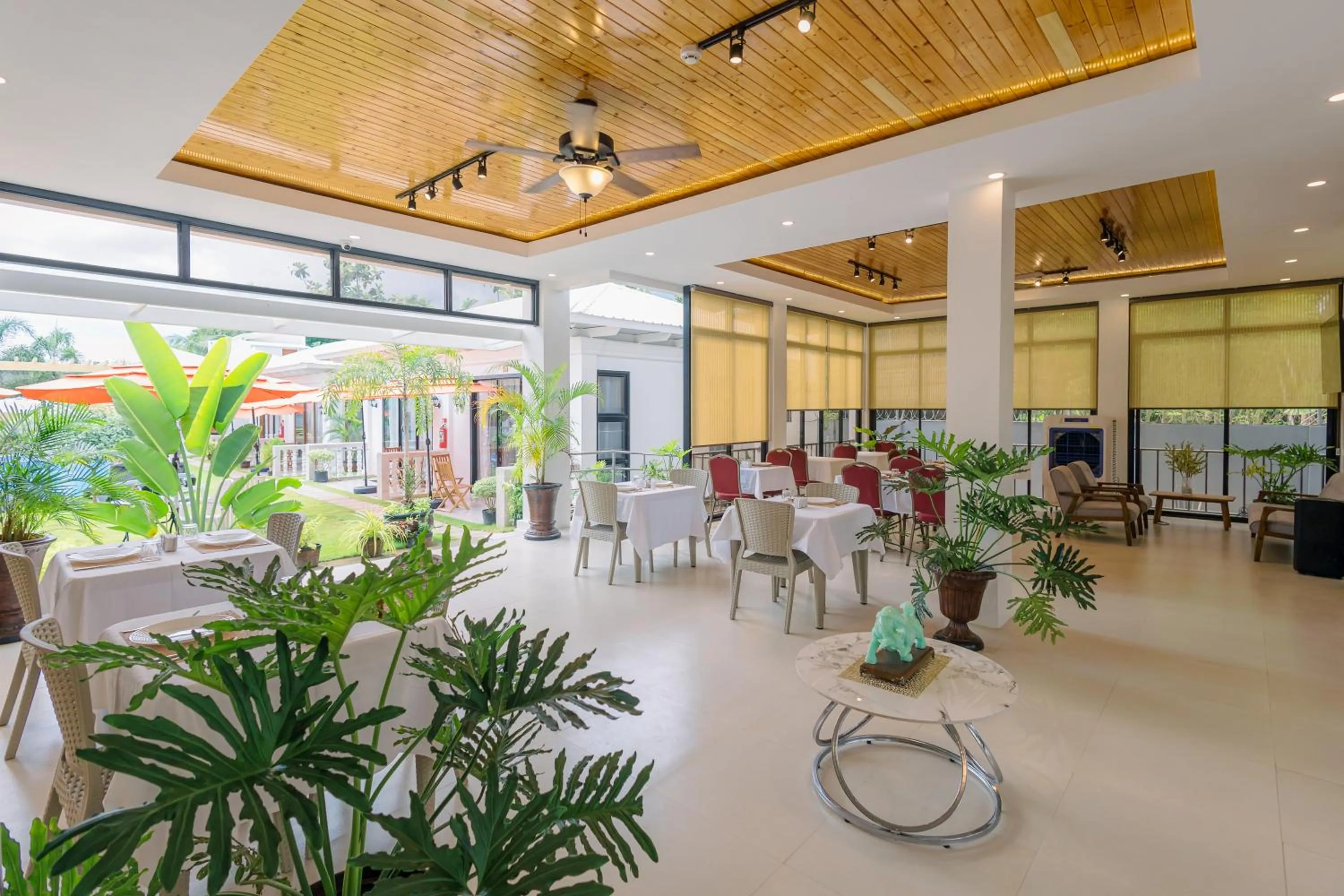 Restaurant/places to eat in E L Westensee Resort