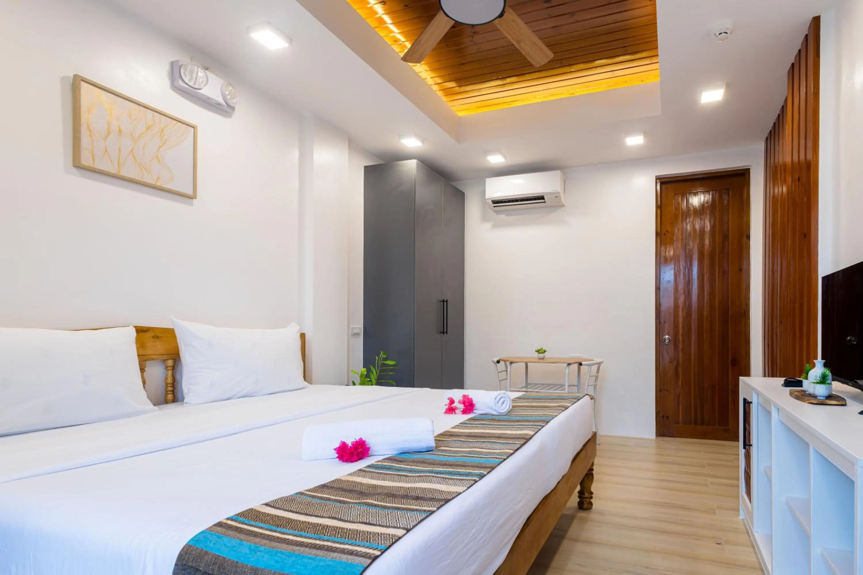 Bedroom, Bed in E L Westensee Resort