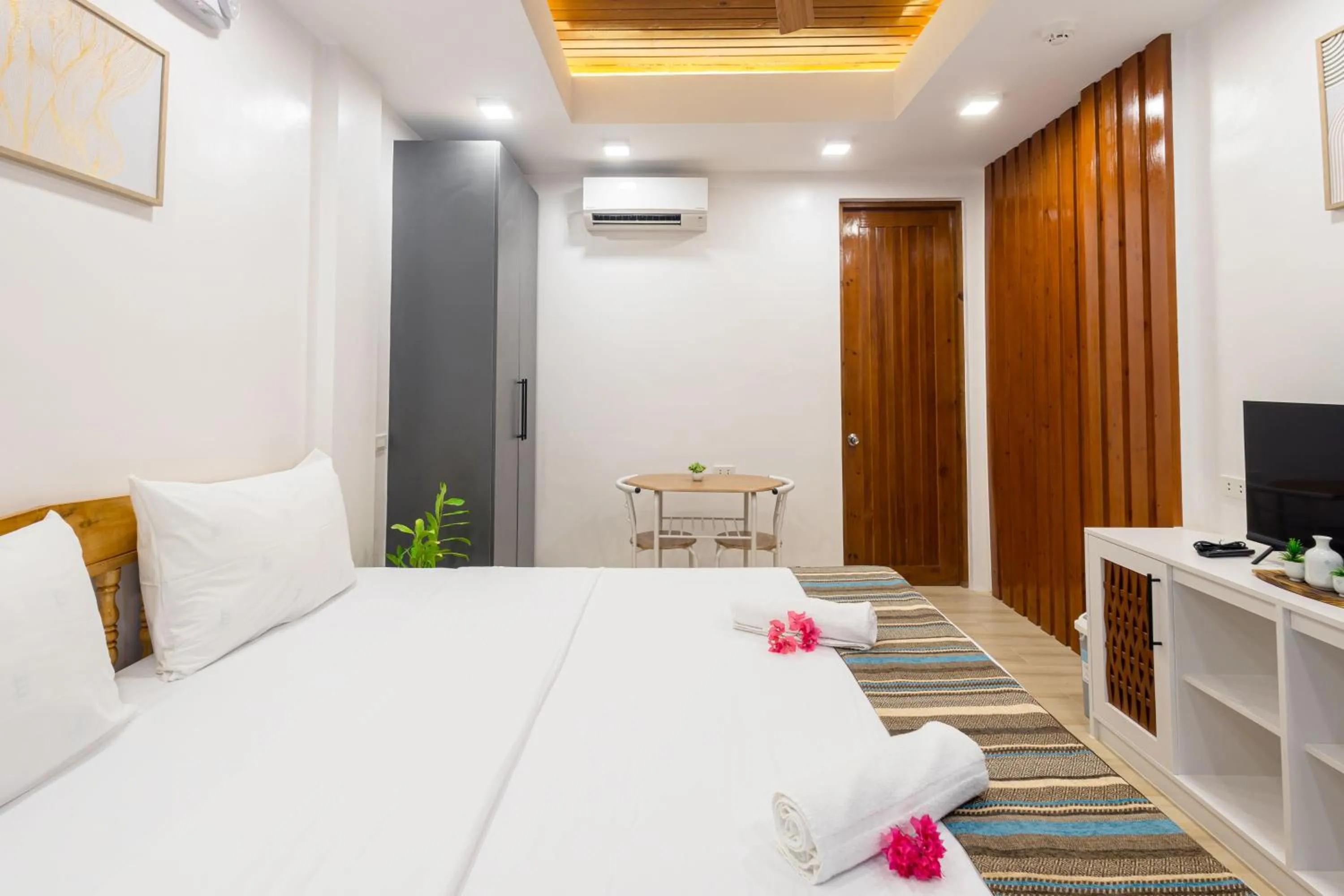 Bedroom, Bed in E L Westensee Resort