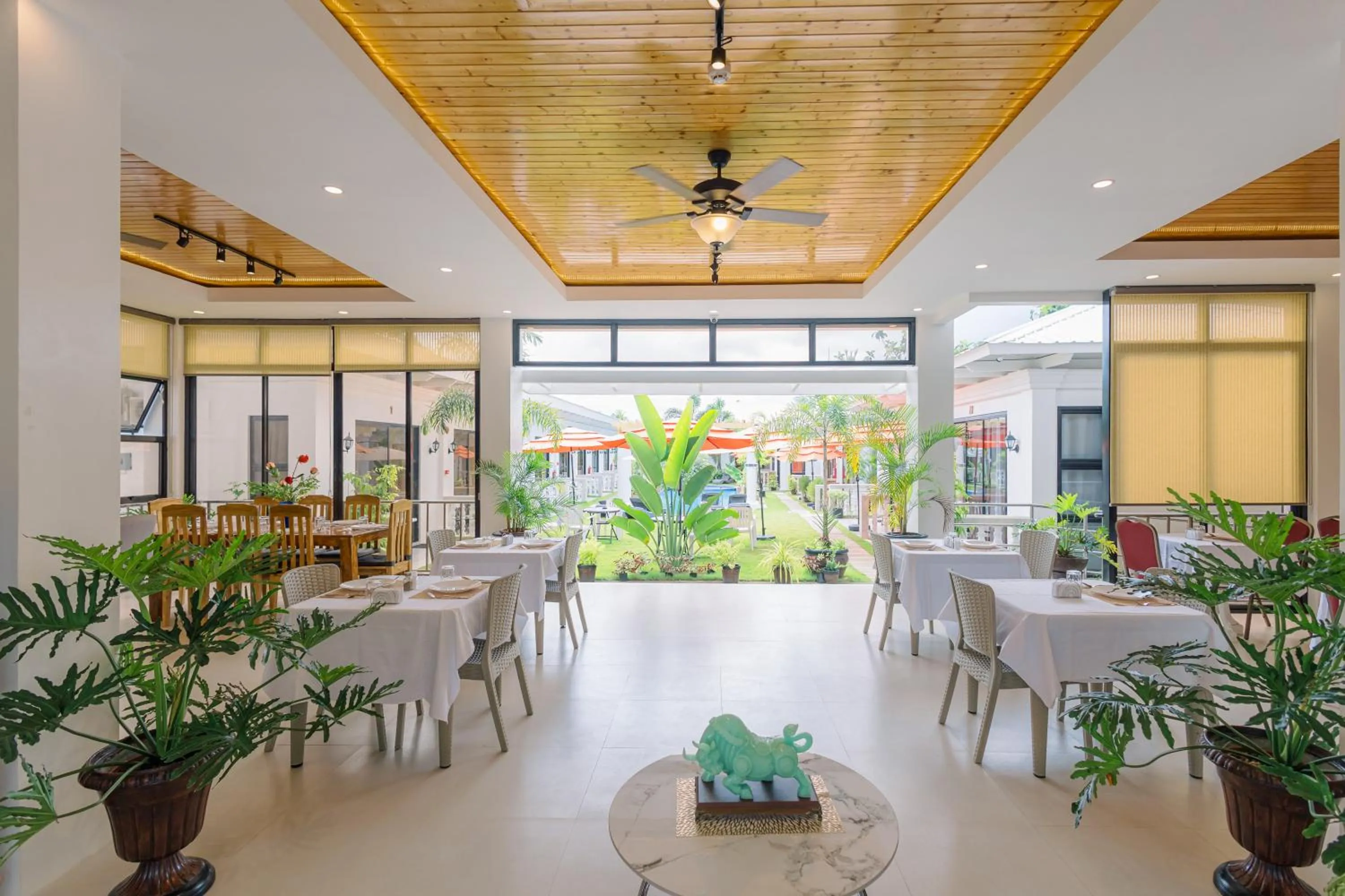 Restaurant/places to eat in E L Westensee Resort