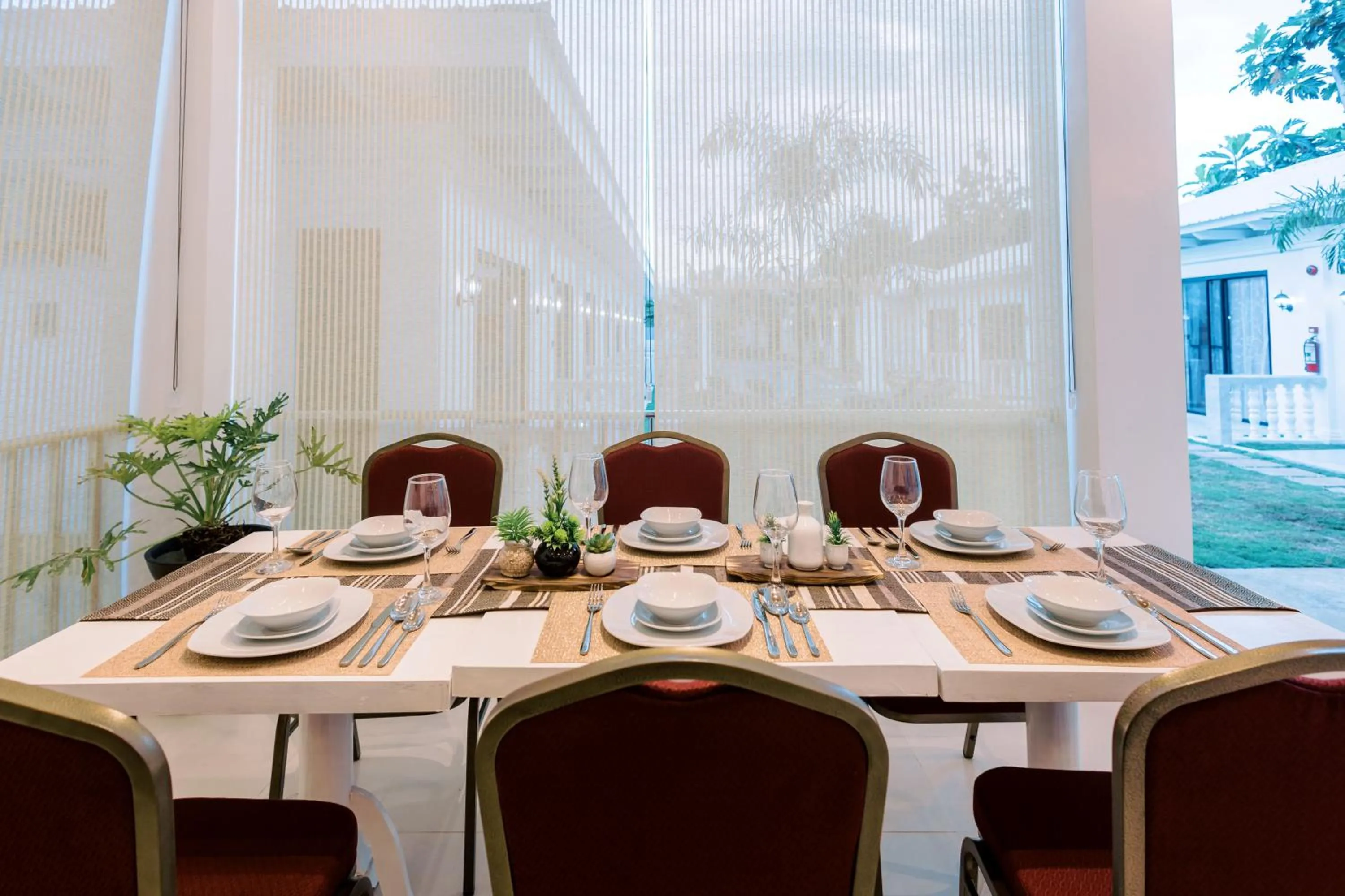 Restaurant/places to eat in E L Westensee Resort