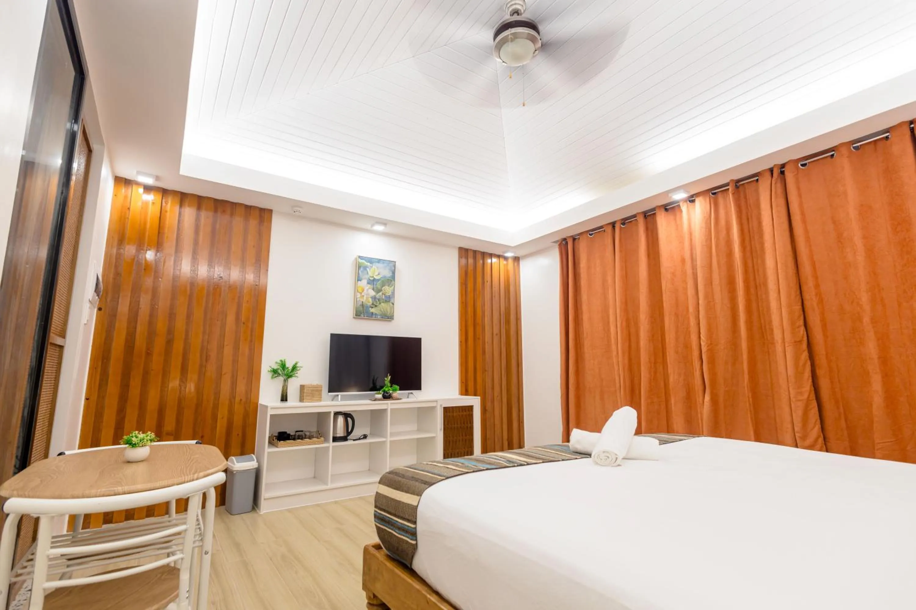 Bedroom, Bed in E L Westensee Resort