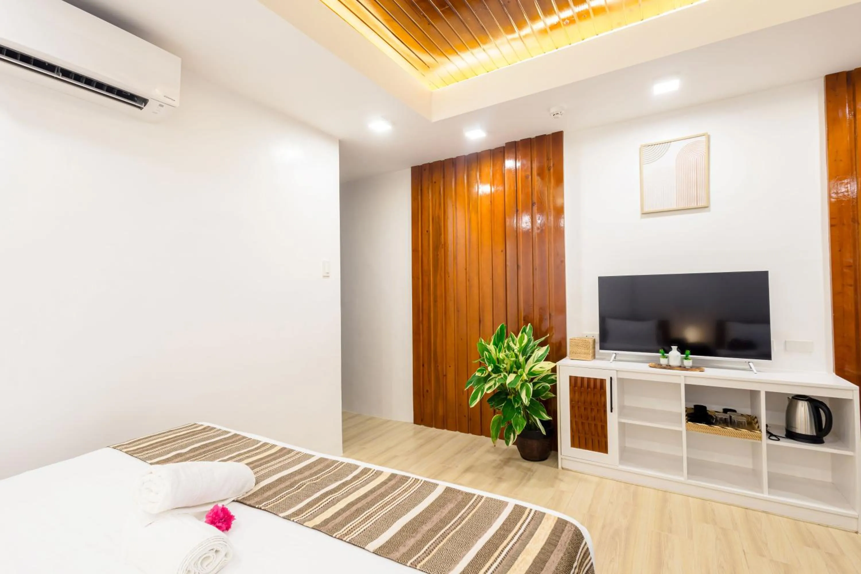 Bedroom, Bed in E L Westensee Resort