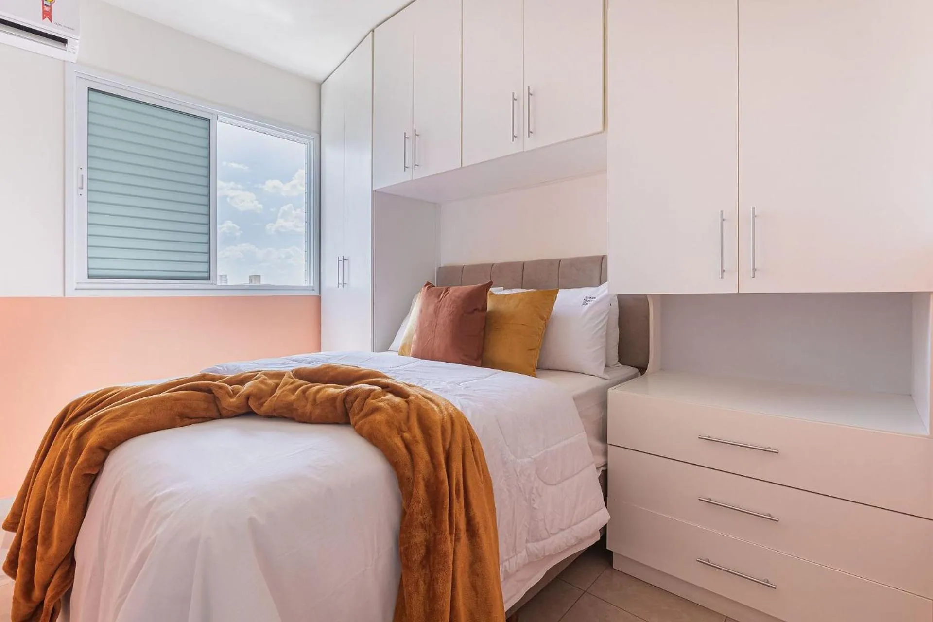 Bed in Vossa Bossa Pinheiros Style