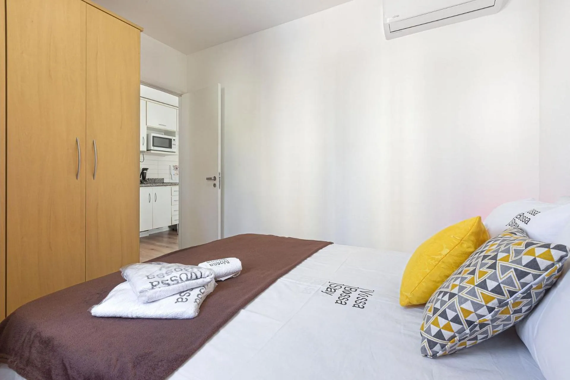 Bed in Vossa Bossa Pinheiros Style