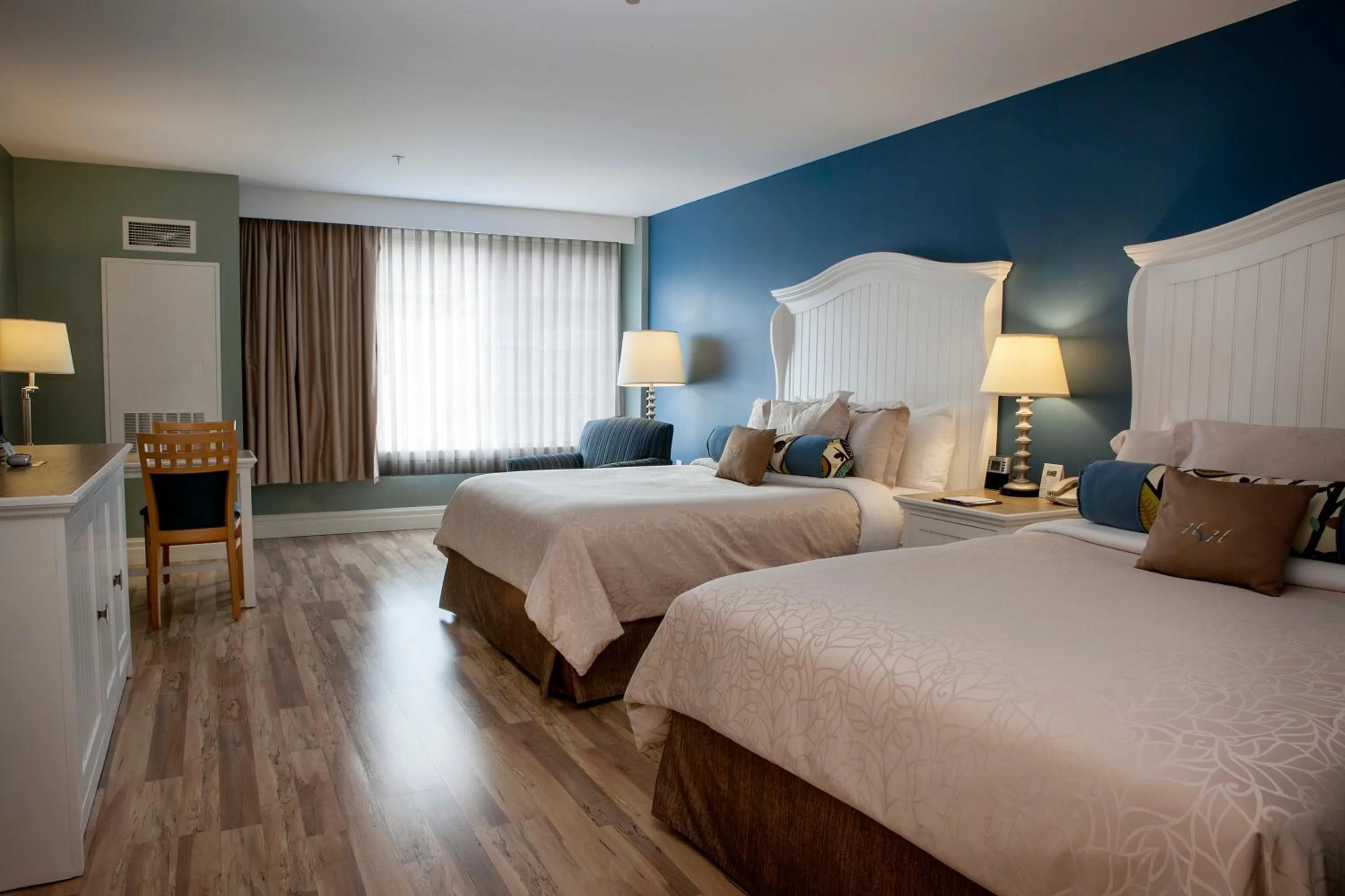 Bedroom, Bed in Watkins Glen Harbor Hotel