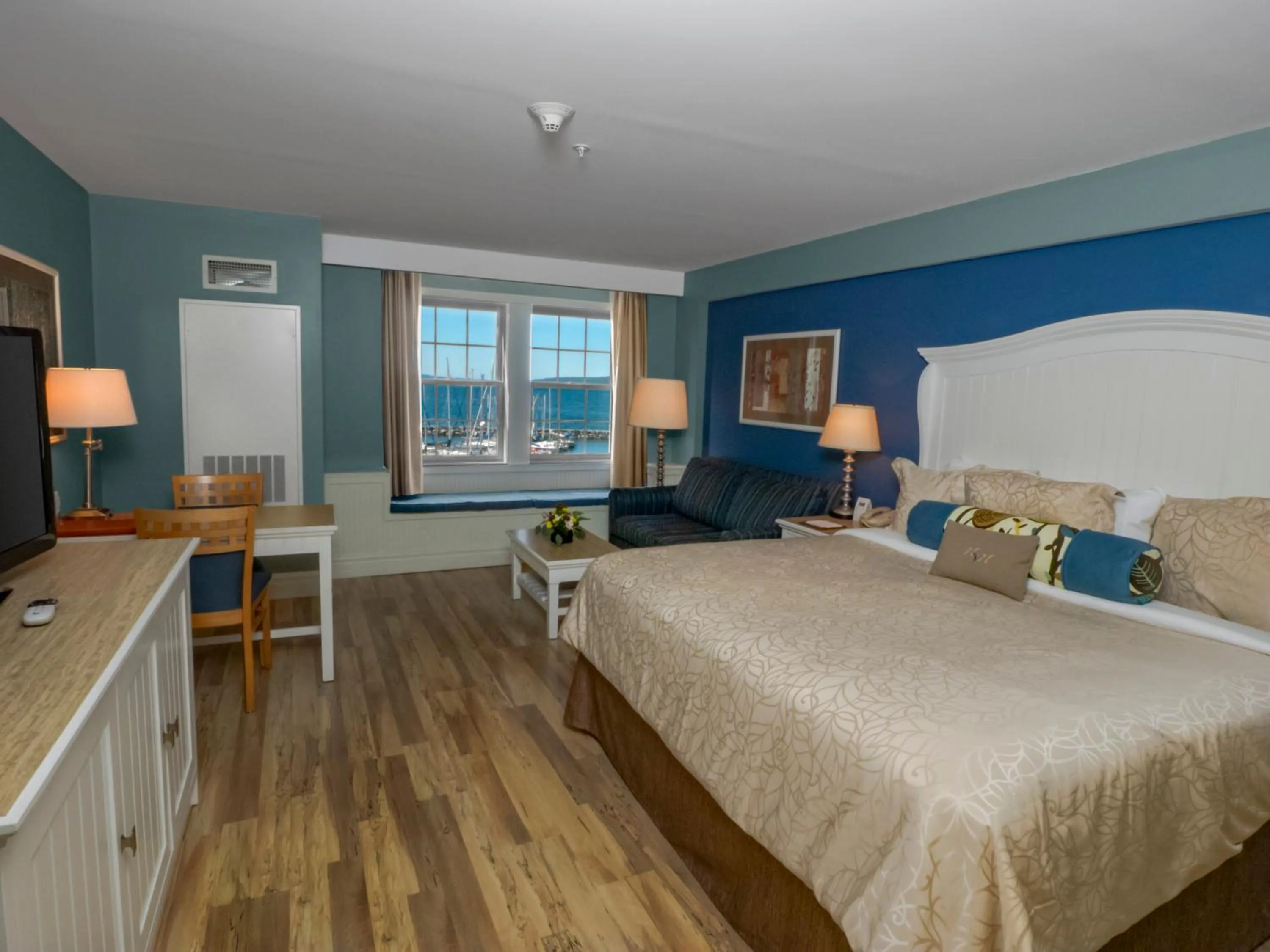 Bedroom, Bed in Watkins Glen Harbor Hotel