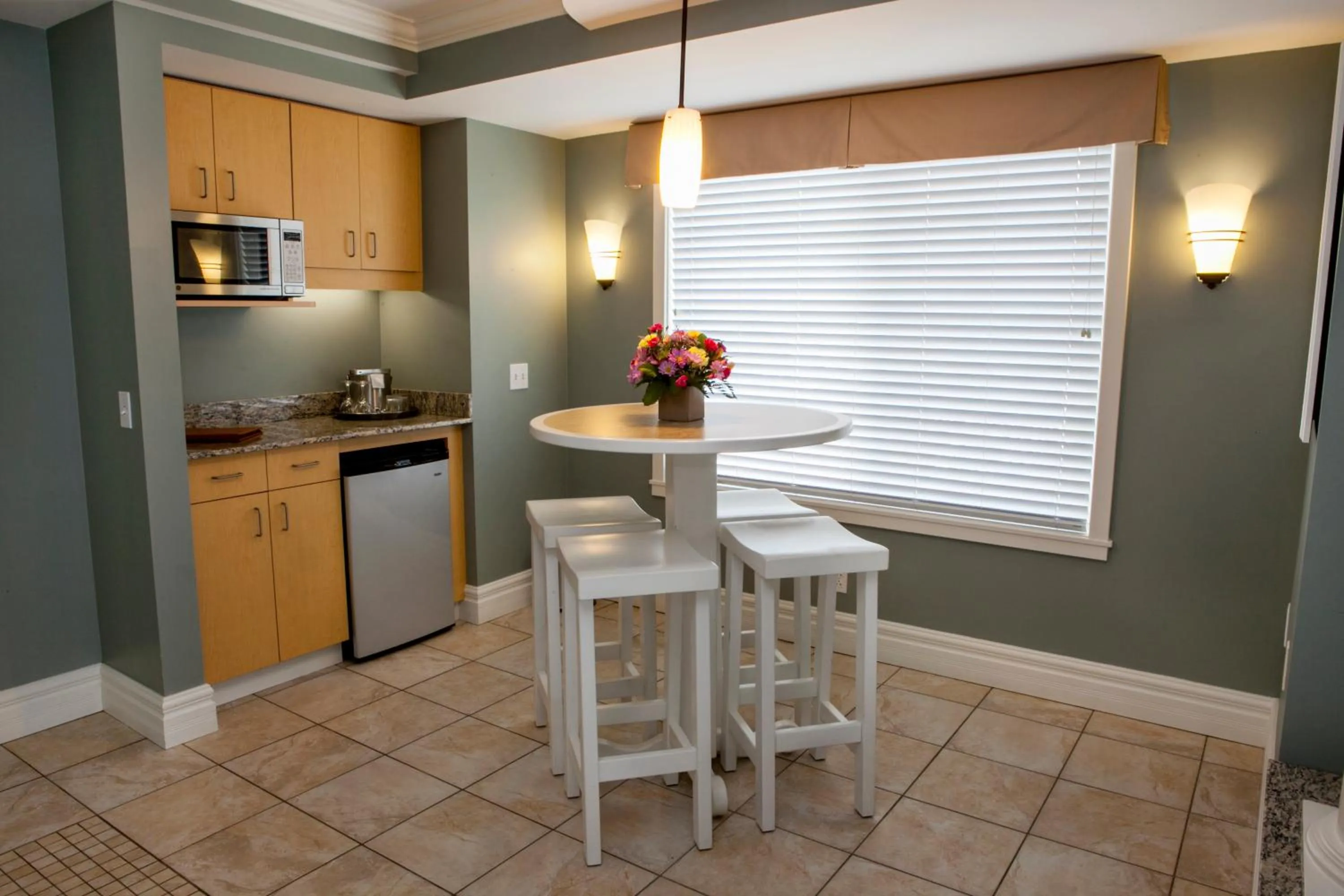 Kitchen or kitchenette in Watkins Glen Harbor Hotel