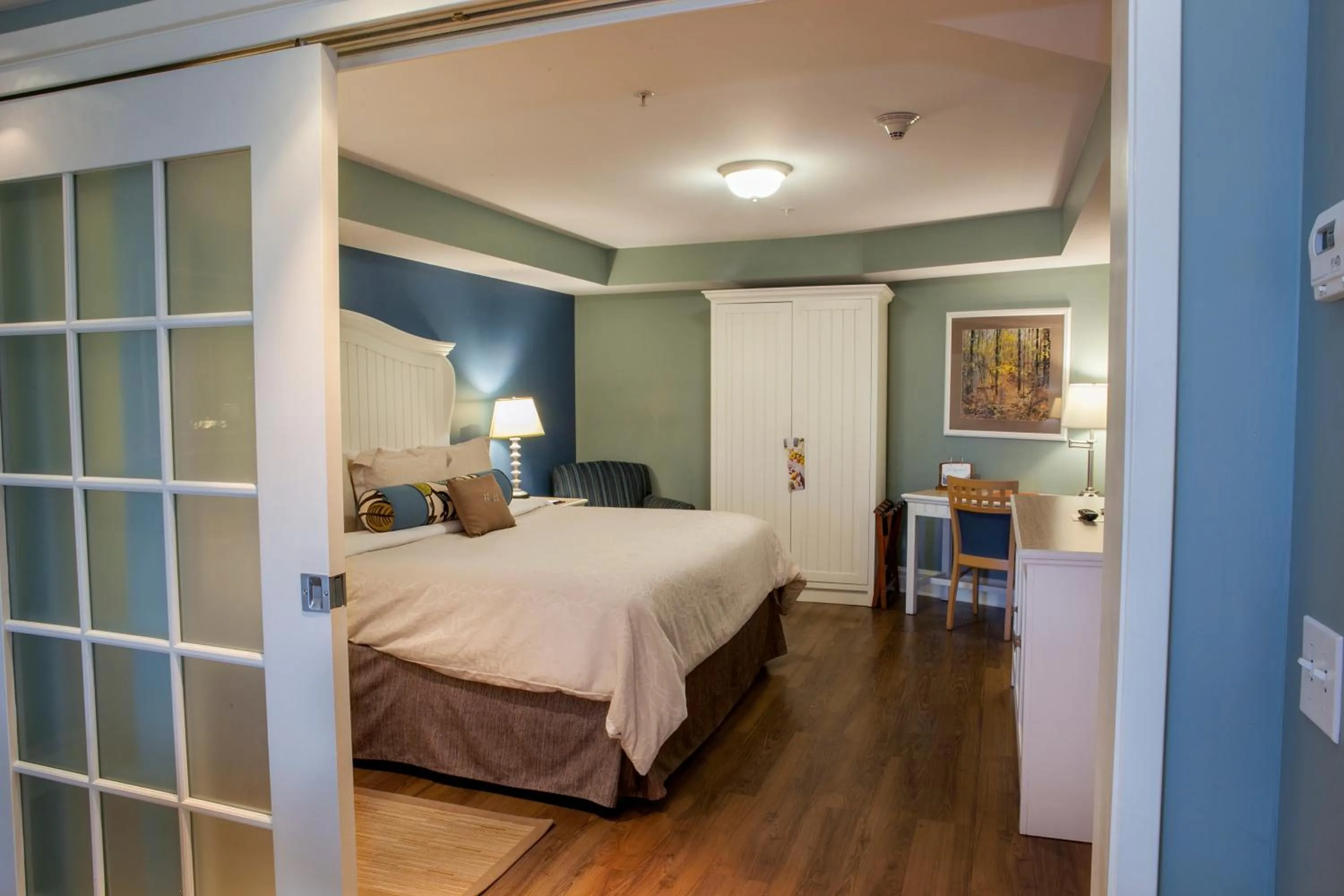 Bedroom, Bed in Watkins Glen Harbor Hotel