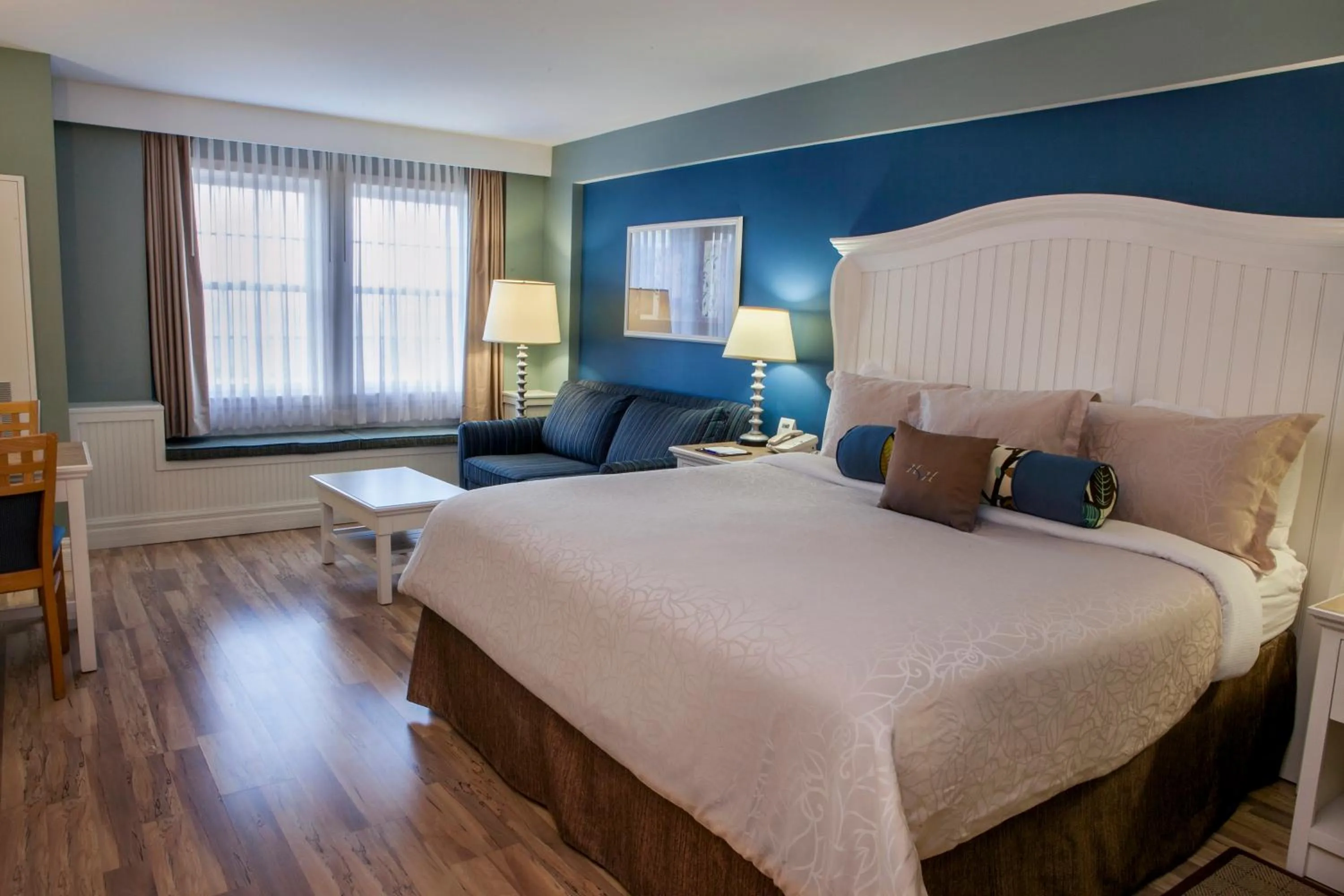 Bedroom, Bed in Watkins Glen Harbor Hotel