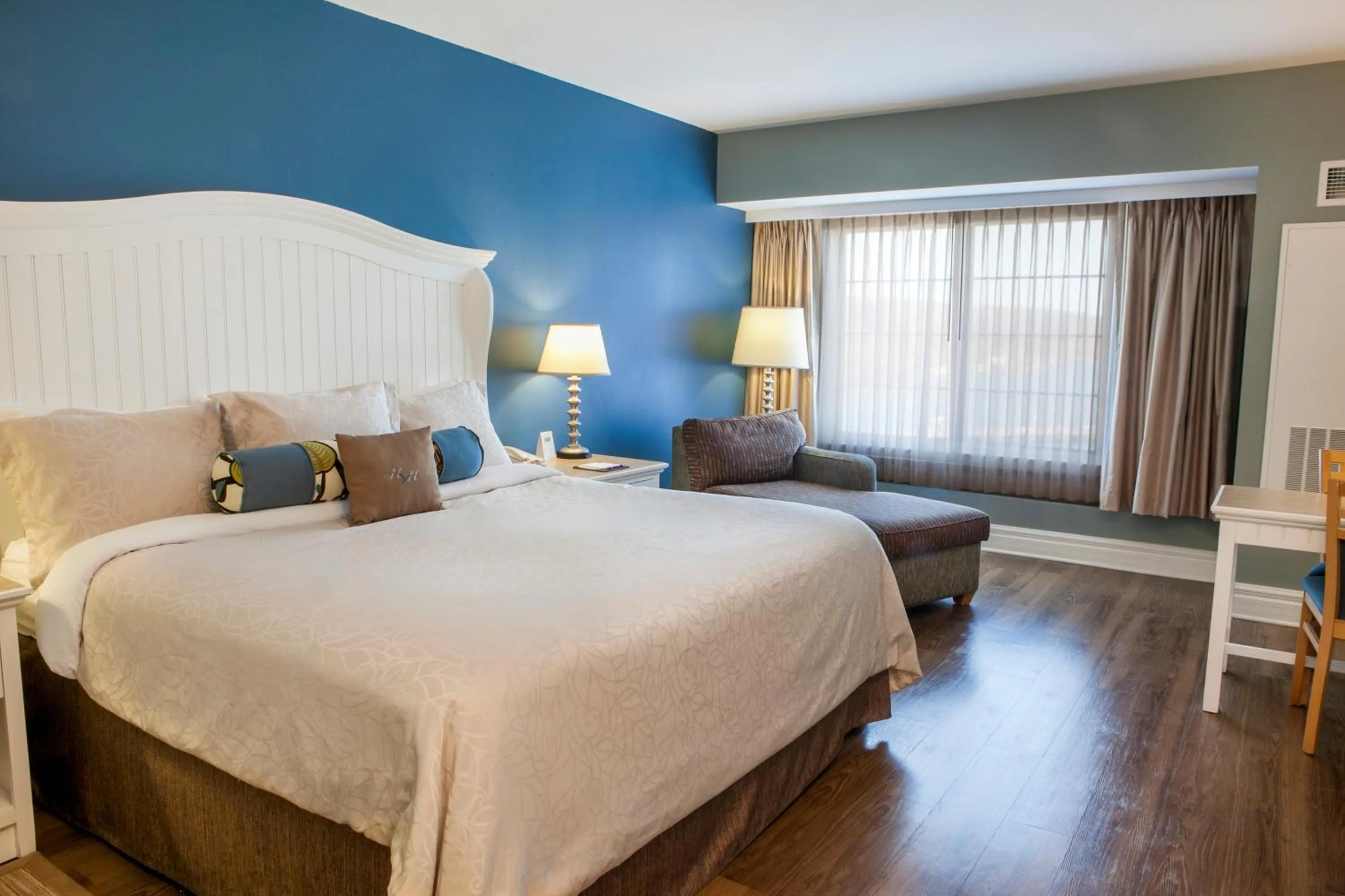 Bedroom, Bed in Watkins Glen Harbor Hotel