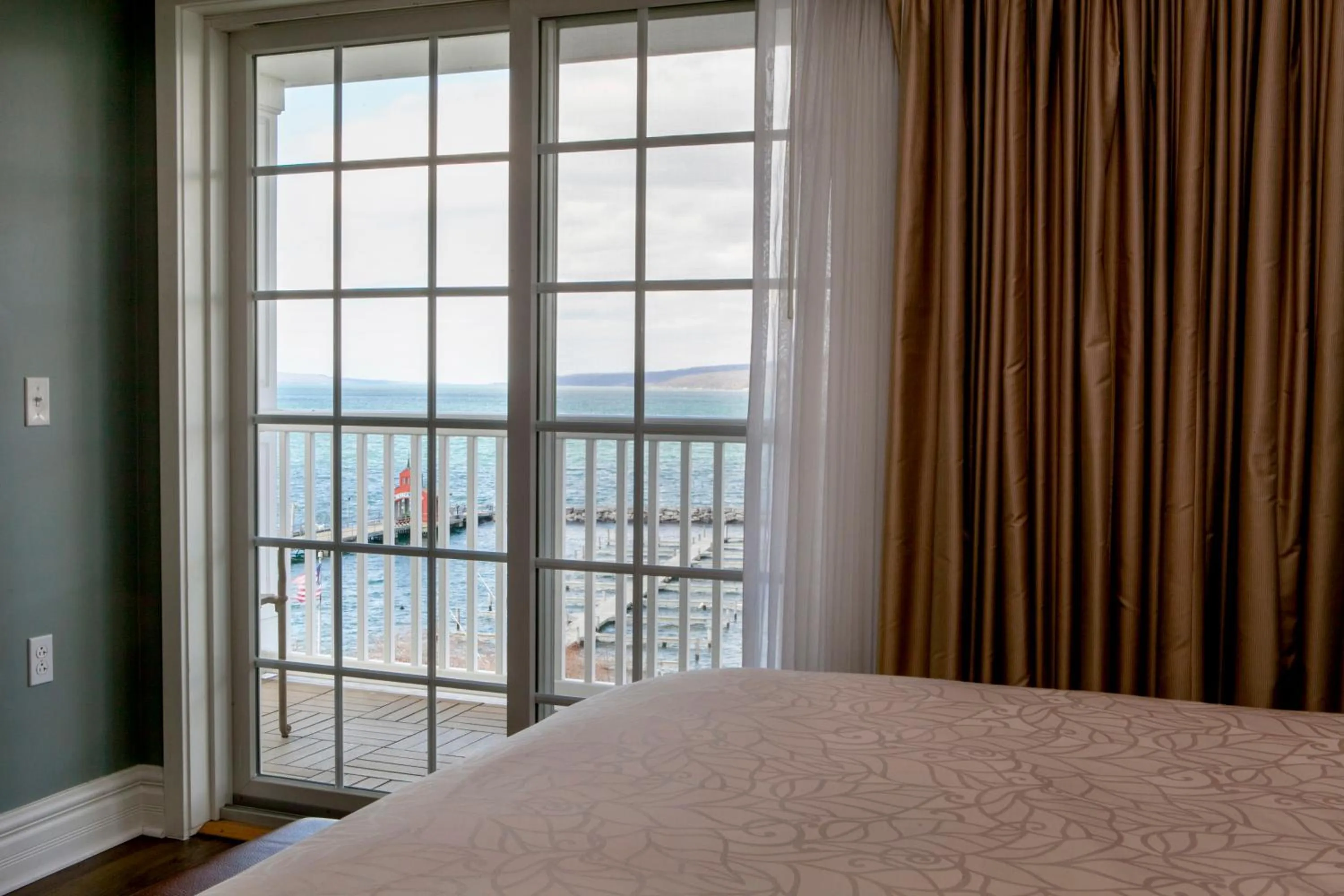 Patio, Bed in Watkins Glen Harbor Hotel