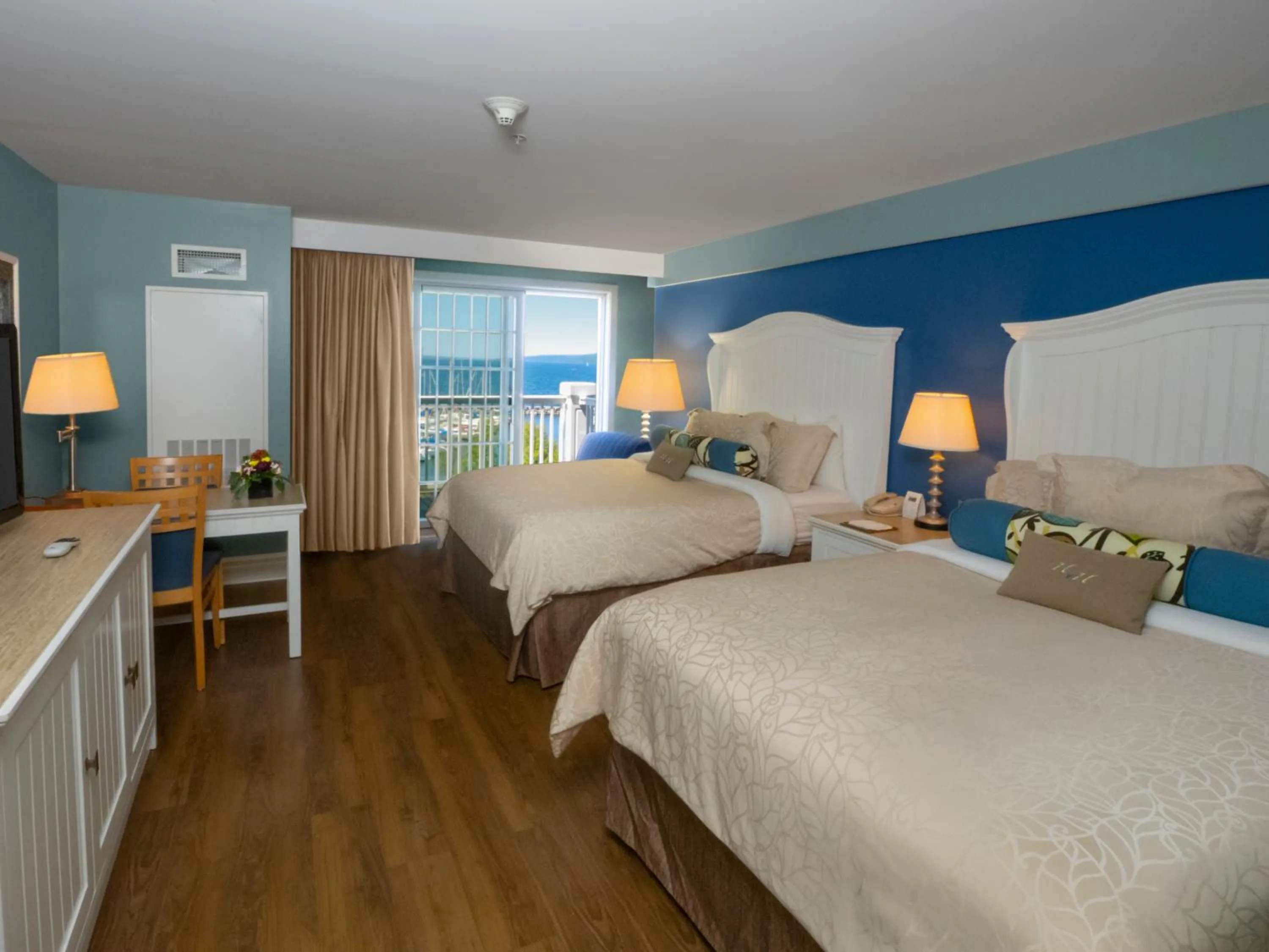Photo of the whole room, Bed in Watkins Glen Harbor Hotel