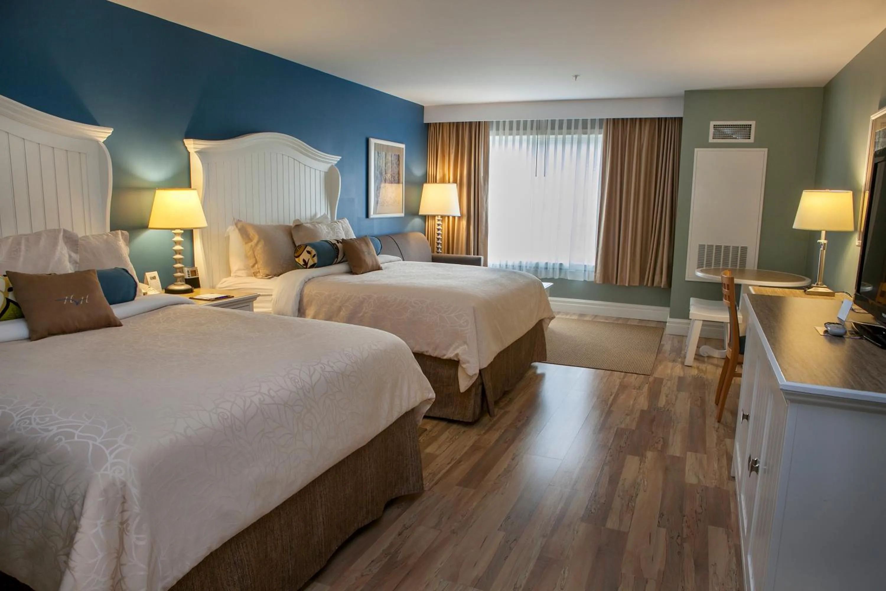 Bedroom, Bed in Watkins Glen Harbor Hotel