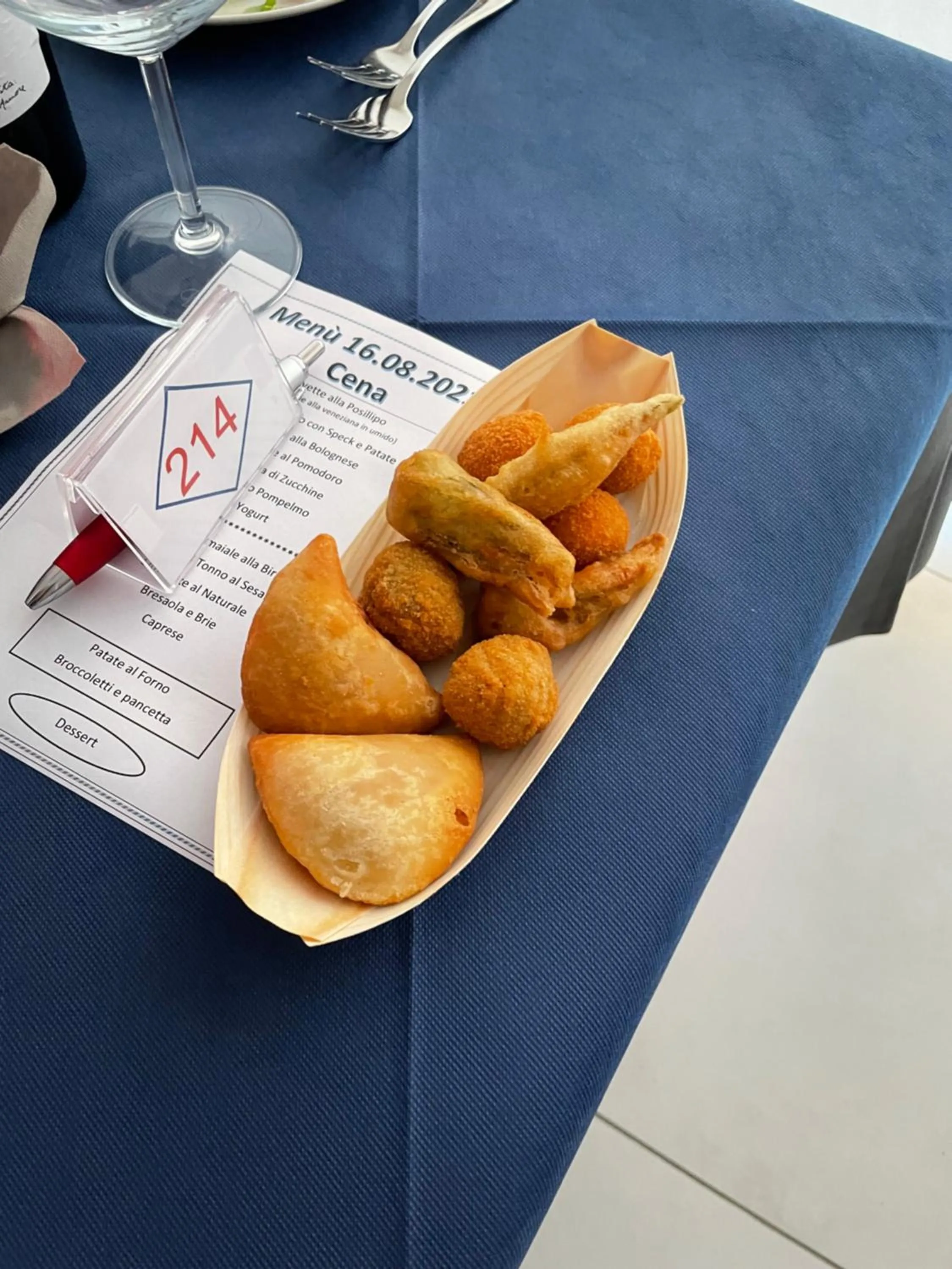 Restaurant/places to eat in Hotel Montreal