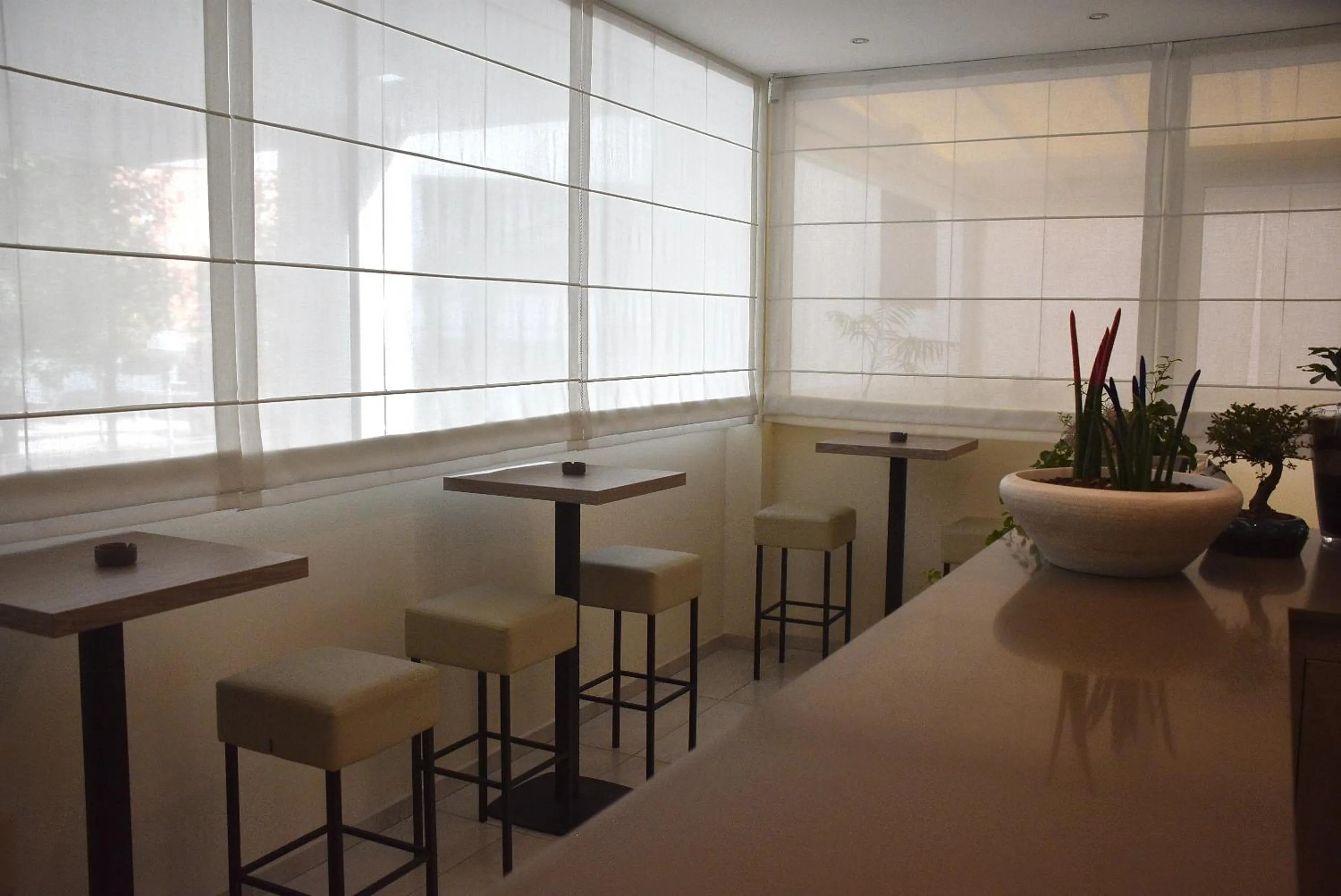 Lounge or bar in Hotel Montreal