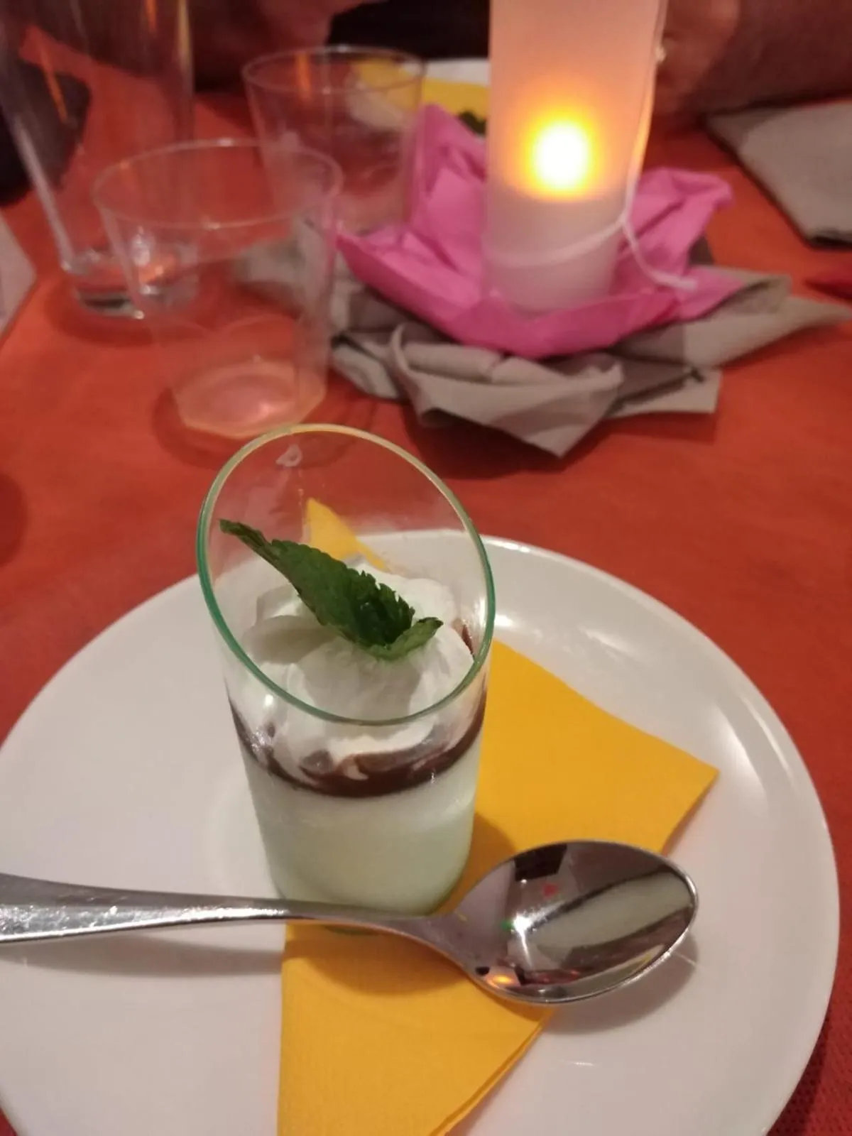 Restaurant/places to eat in Hotel Montreal