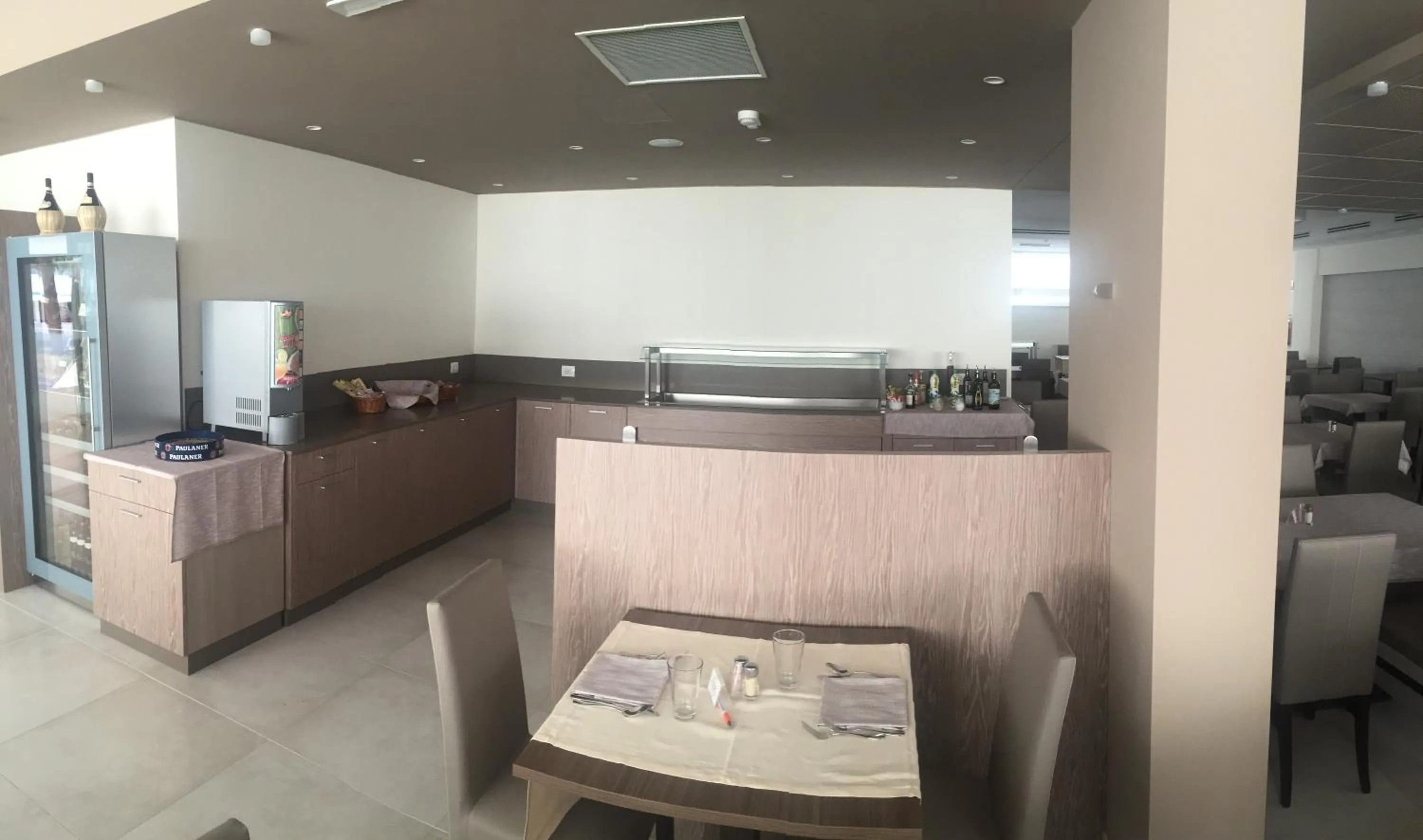 Restaurant/places to eat in Hotel Montreal