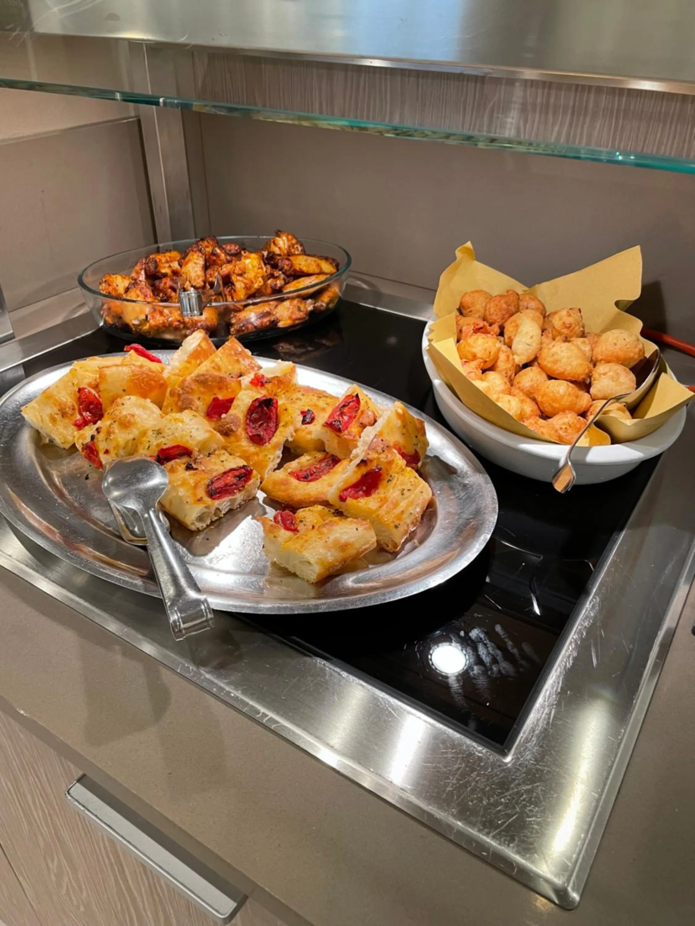 Restaurant/places to eat in Hotel Montreal