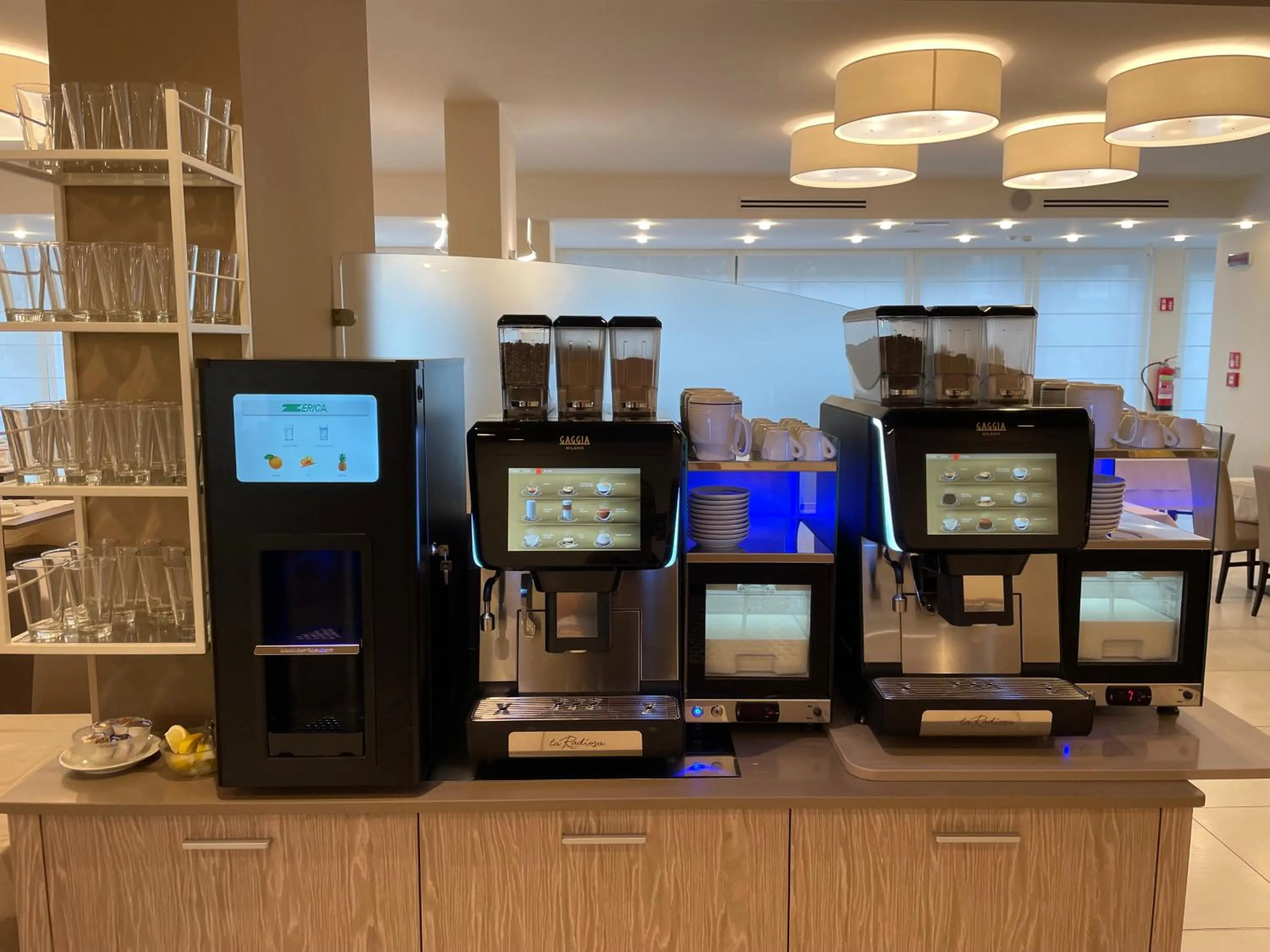 Restaurant/places to eat in Hotel Montreal