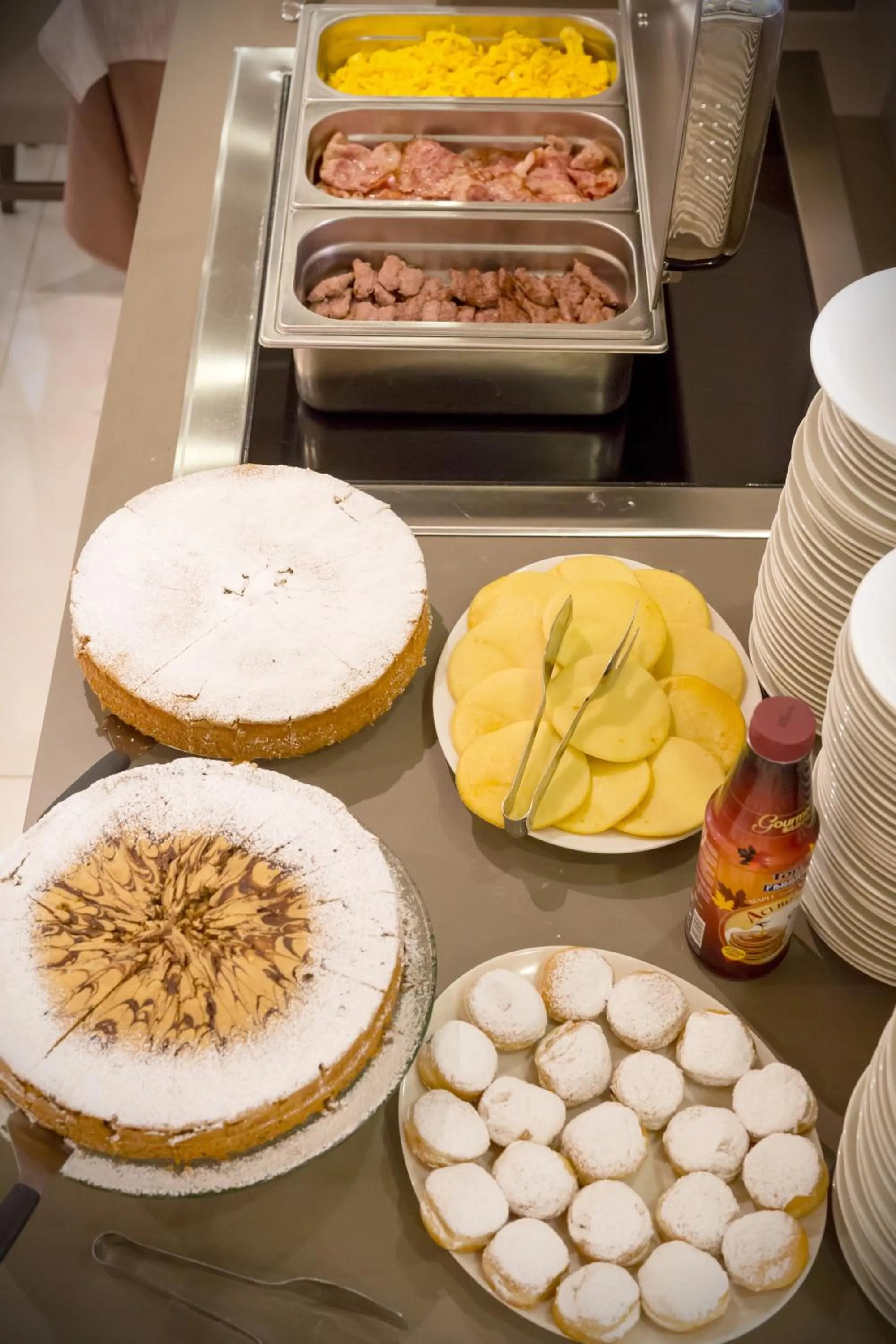 Buffet breakfast in Hotel Montreal