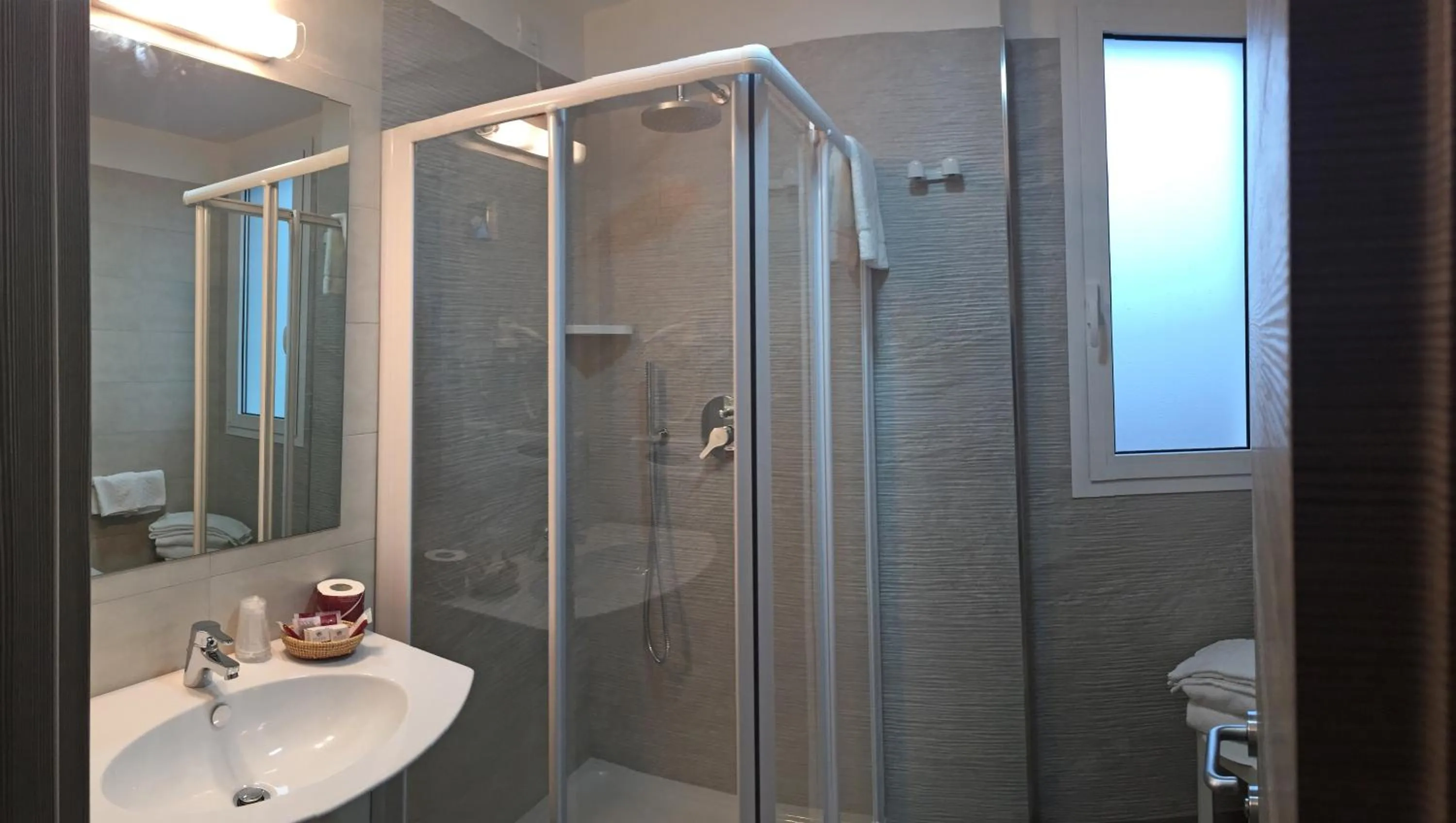 Bathroom in Hotel Montreal