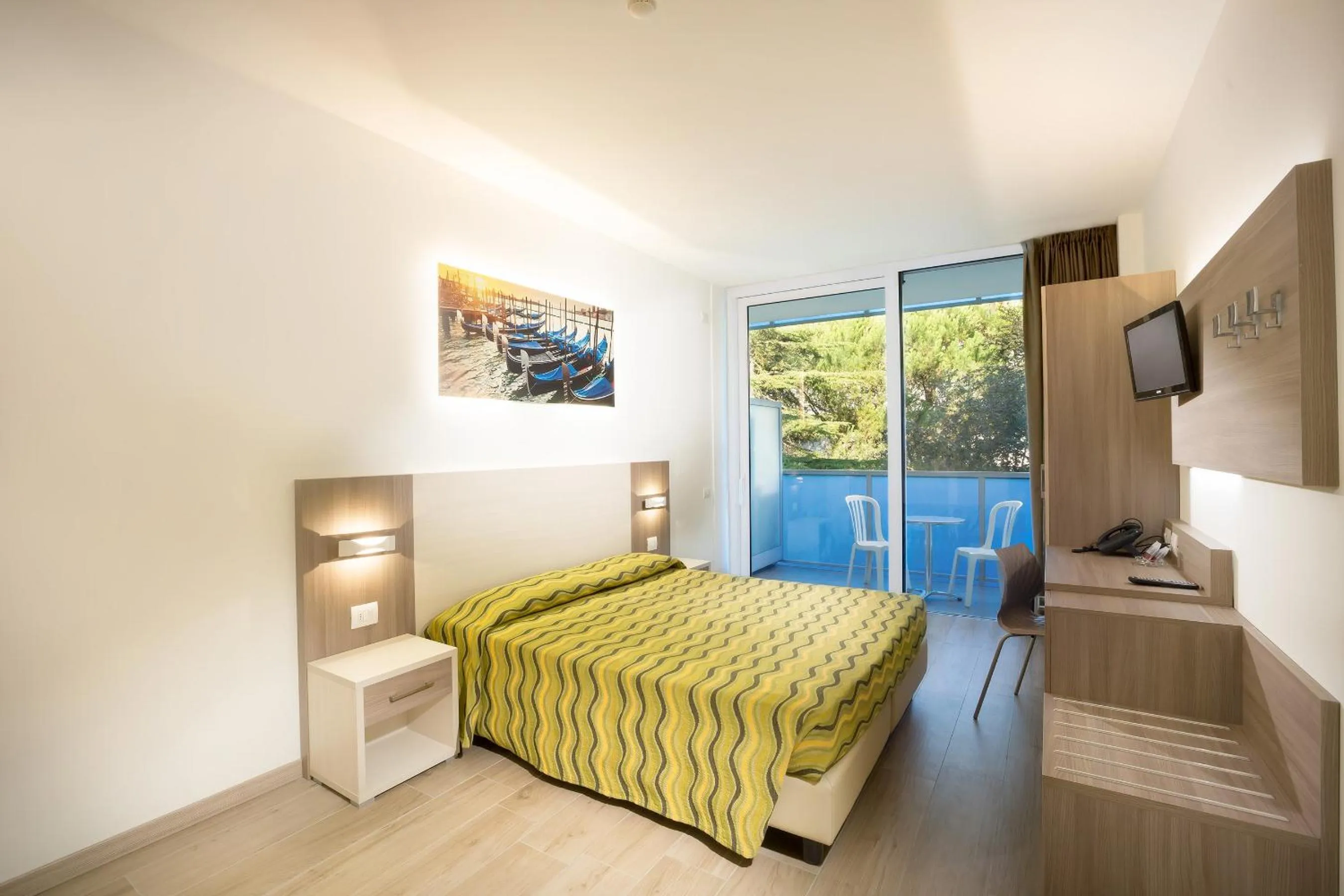 Photo of the whole room, Bed in Hotel Montreal