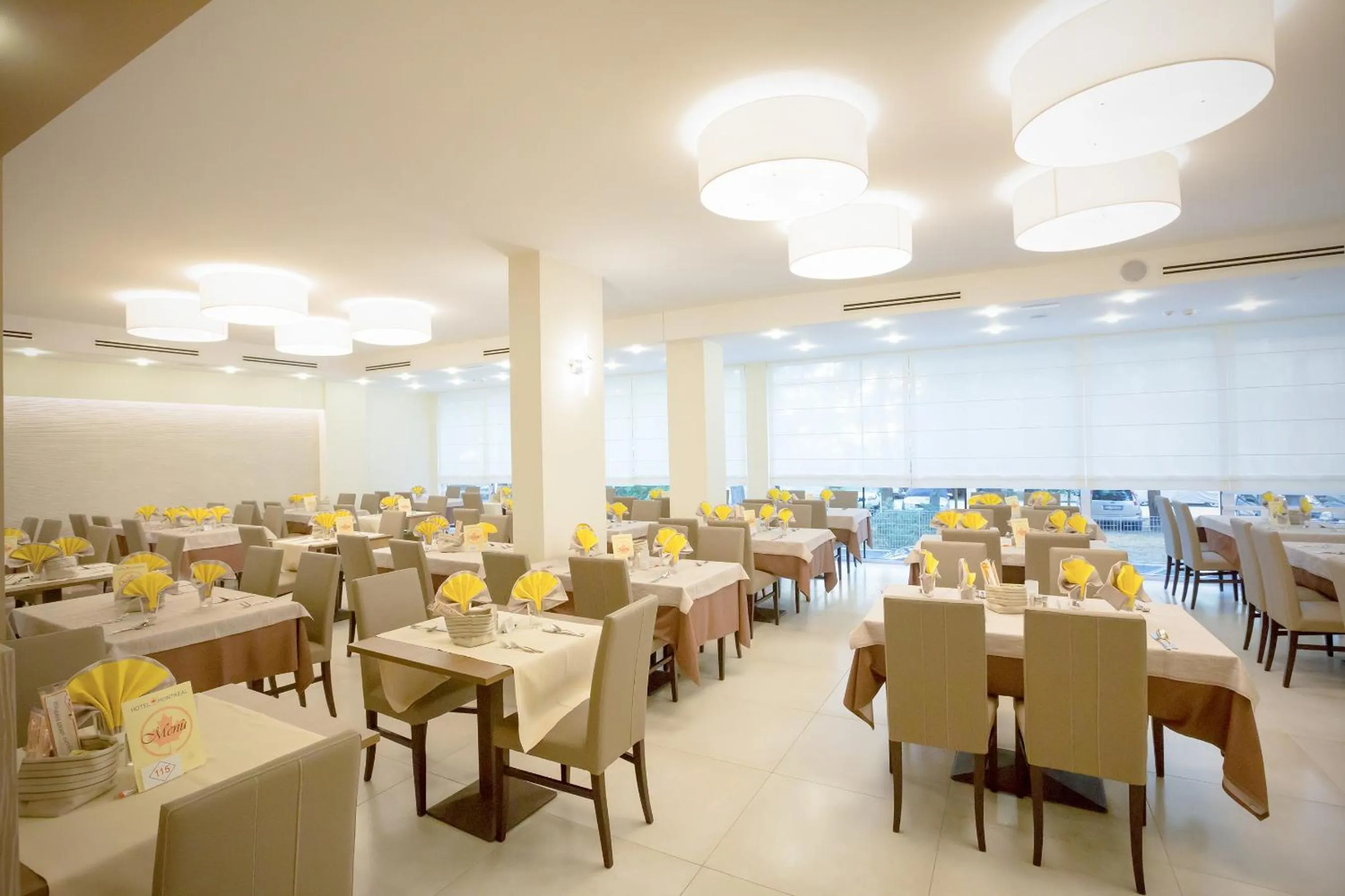 Restaurant/places to eat in Hotel Montreal