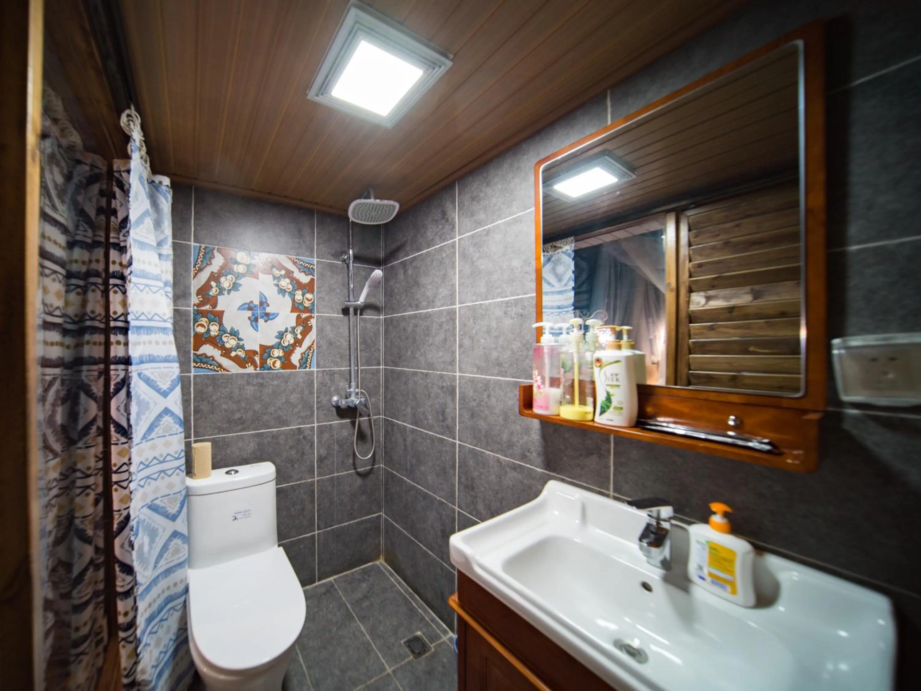 Shower in Tuo Tuo Guest House