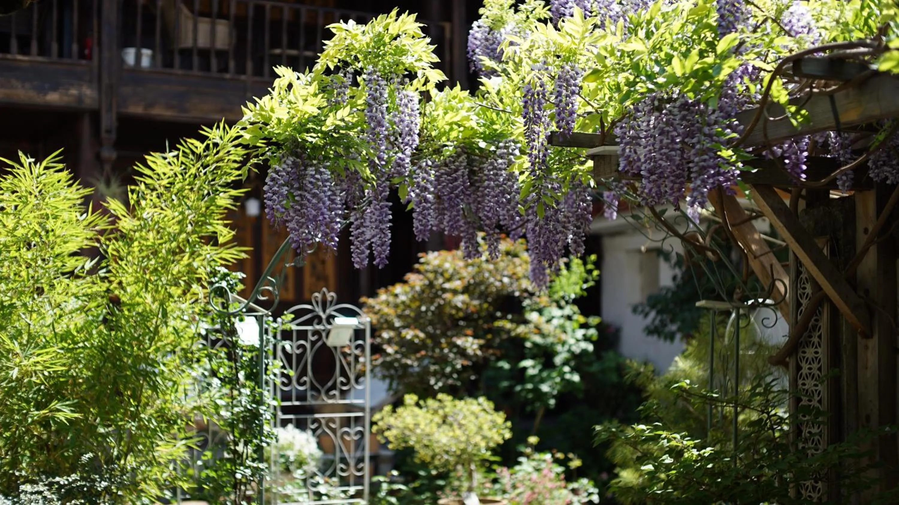 Property building in Tuo Tuo Guest House