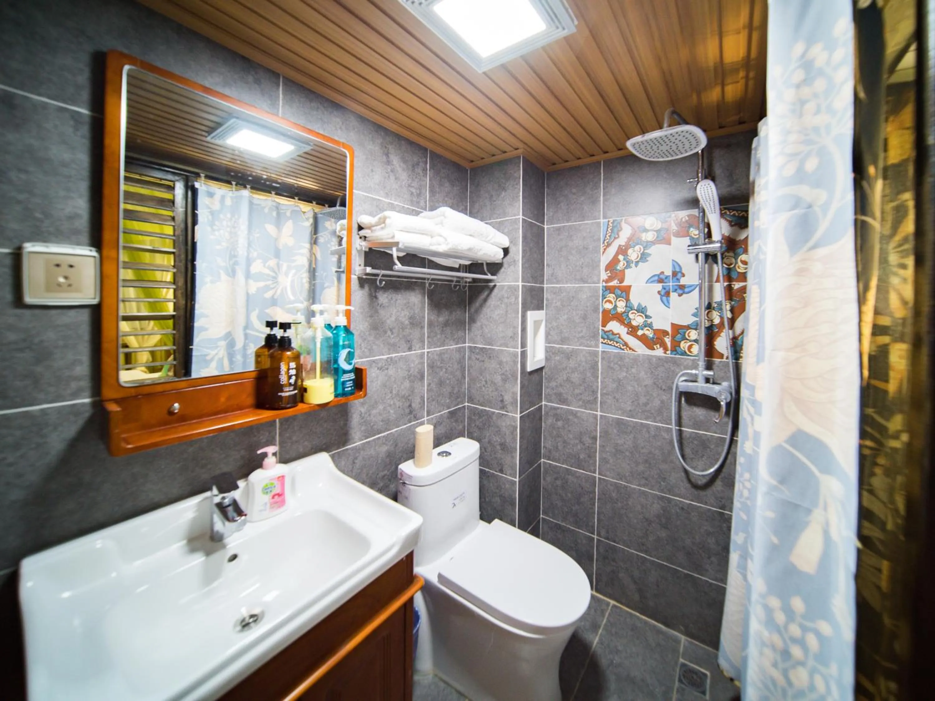 Shower in Tuo Tuo Guest House