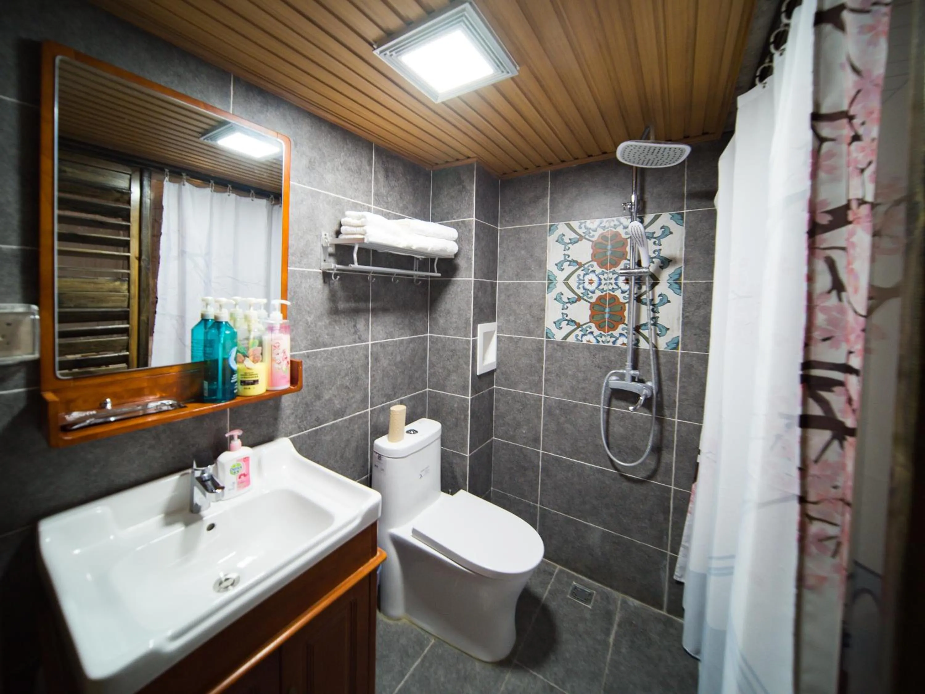 Shower in Tuo Tuo Guest House