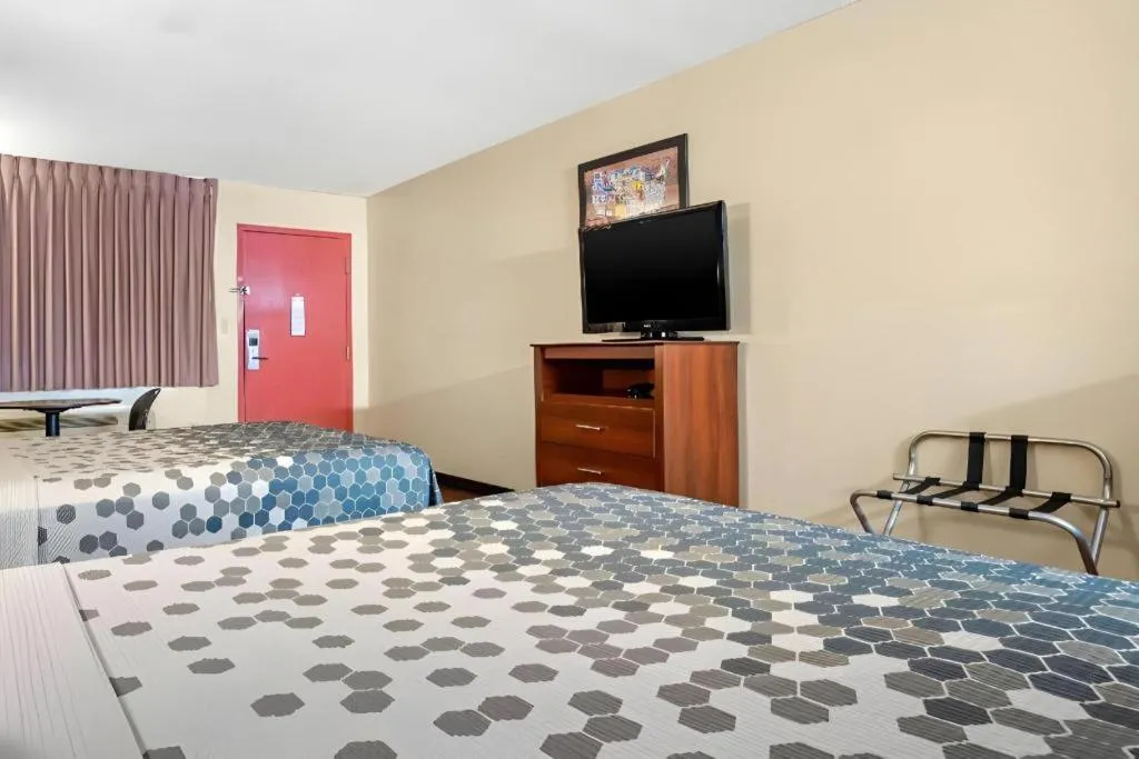 Bed in Econo Lodge Inn & Suites Forest