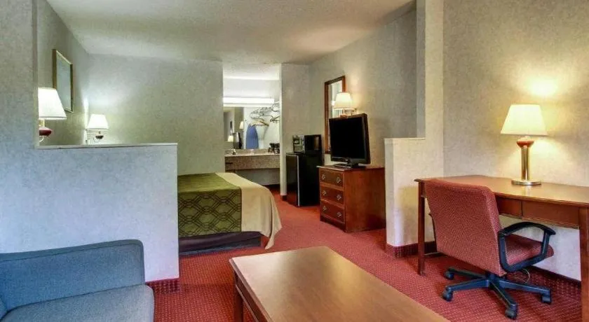 Econo Lodge Inn & Suites Forest