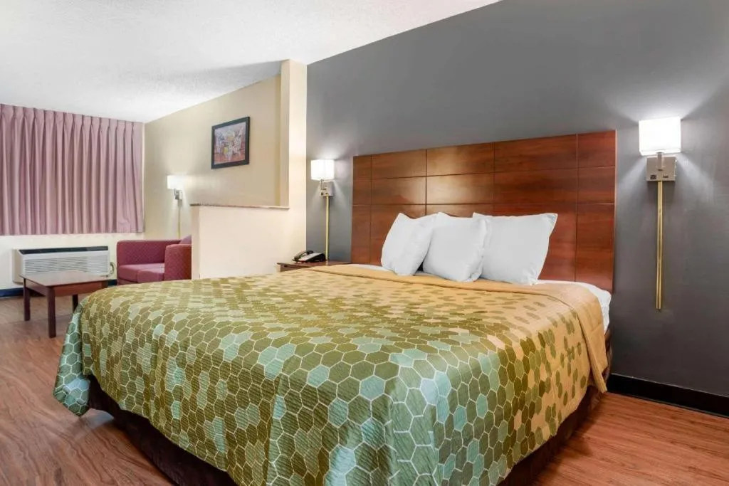 Bed in Econo Lodge Inn & Suites Forest