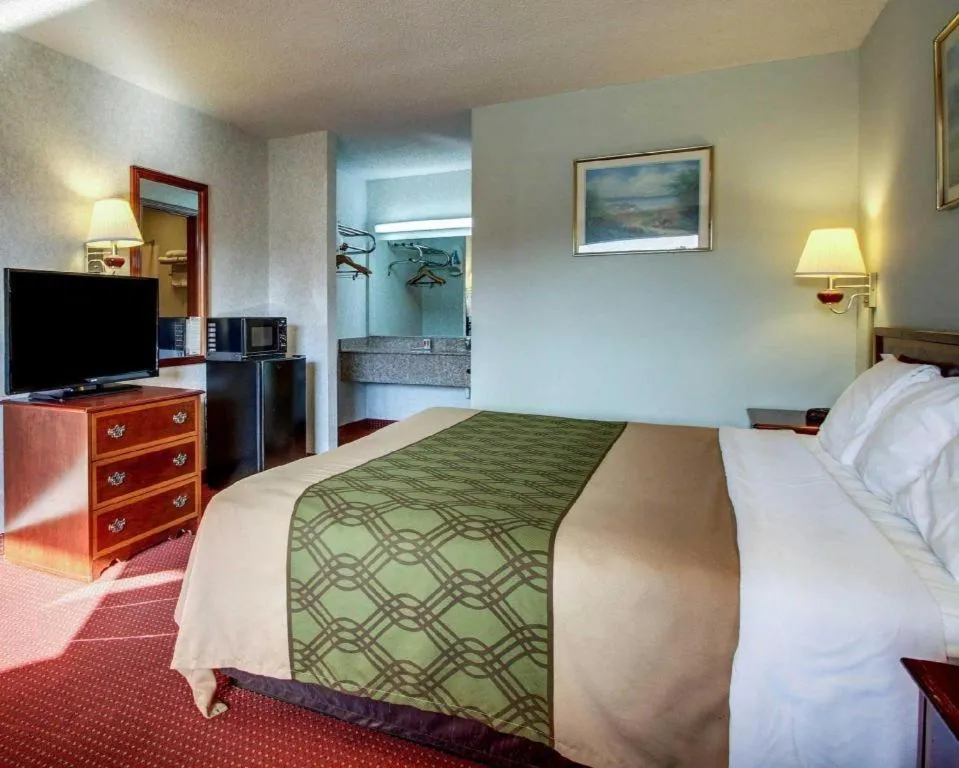 Bed in Econo Lodge Inn & Suites Forest
