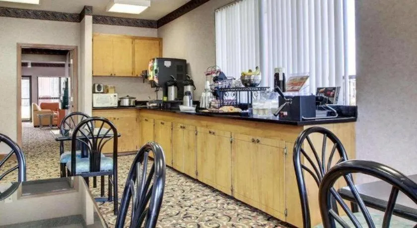 Econo Lodge Inn & Suites Forest