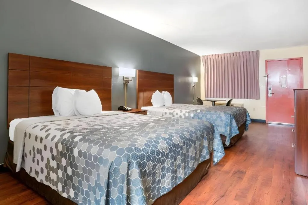 Bed in Econo Lodge Inn & Suites Forest