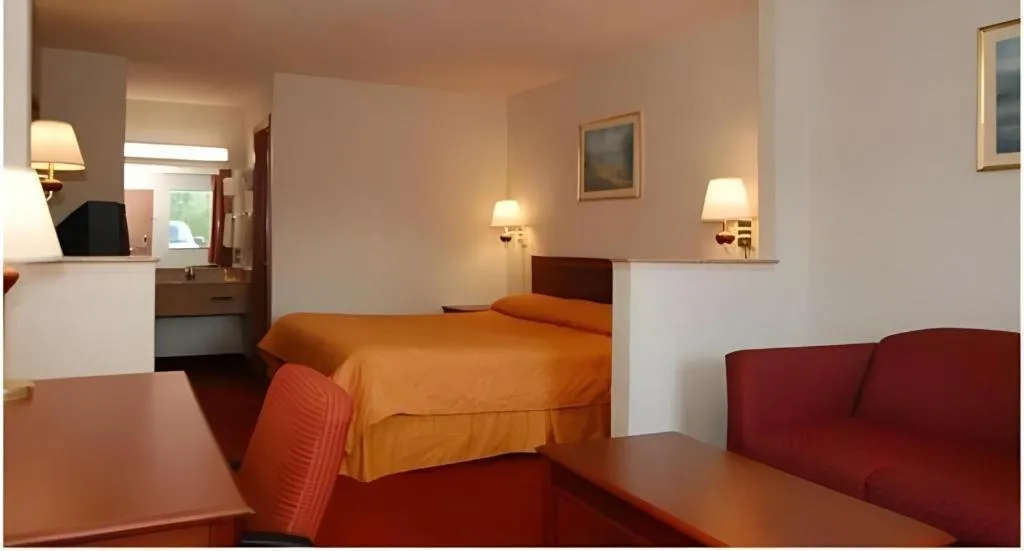 Bed in Econo Lodge Inn & Suites Forest