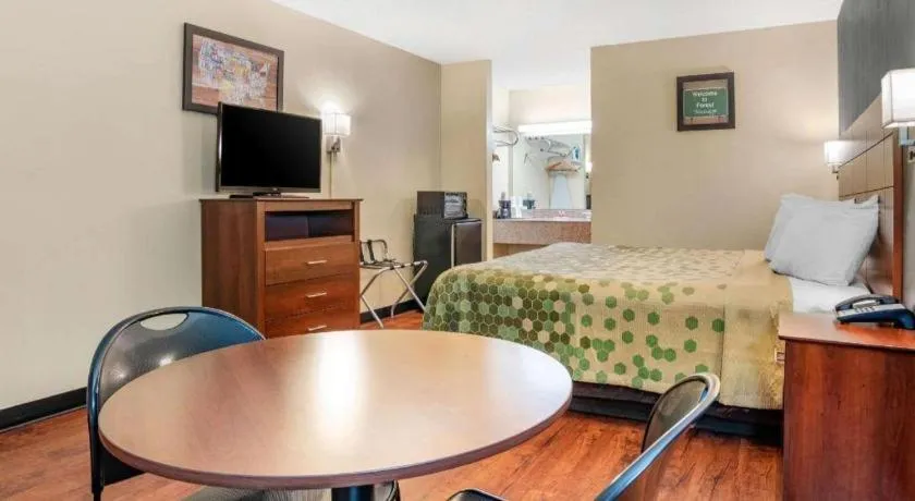 Bed in Econo Lodge Inn & Suites Forest