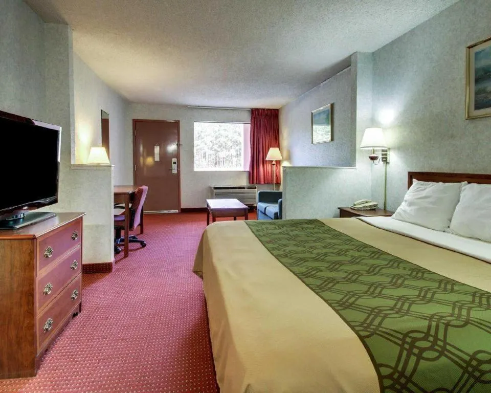 Bed in Econo Lodge Inn & Suites Forest