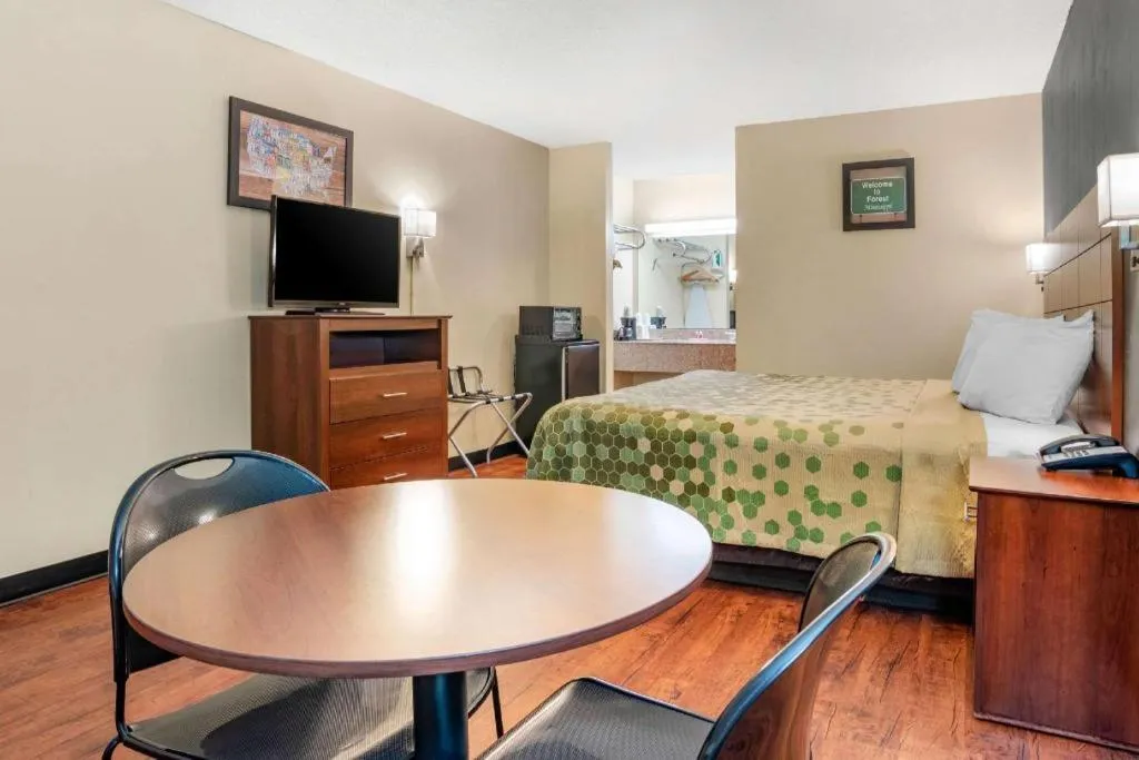 Bed in Econo Lodge Inn & Suites Forest